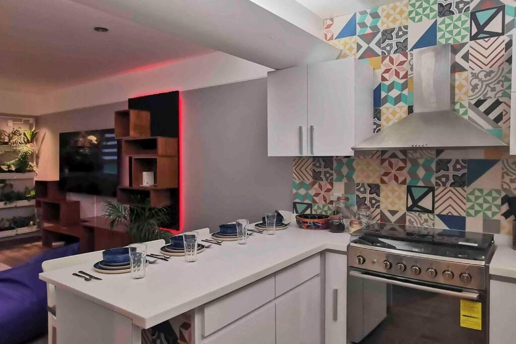 Modern Artist Apt., overlooking Parque Espana