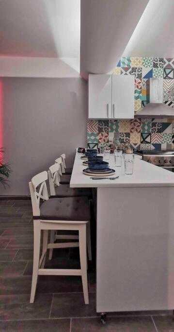 Modern Artist Apt., overlooking Parque Espana