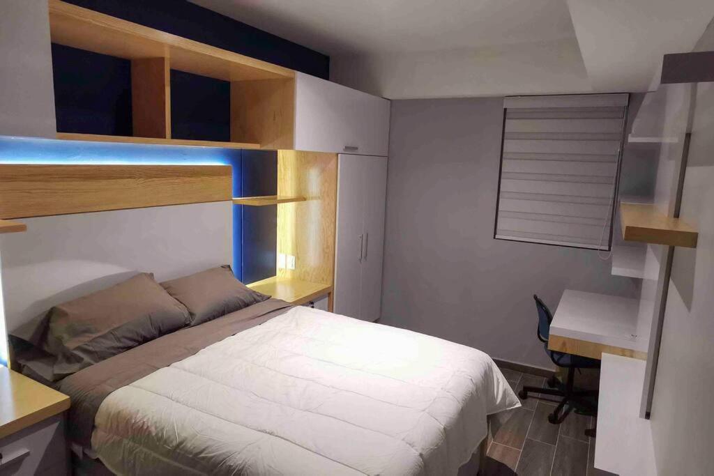 Modern Artist Apt., overlooking Parque Espana