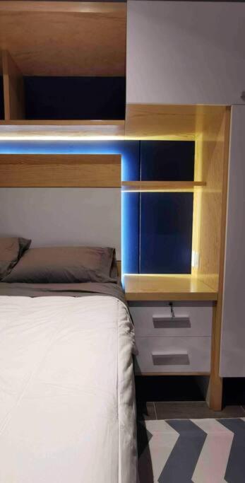 Modern Artist Apt., overlooking Parque Espana