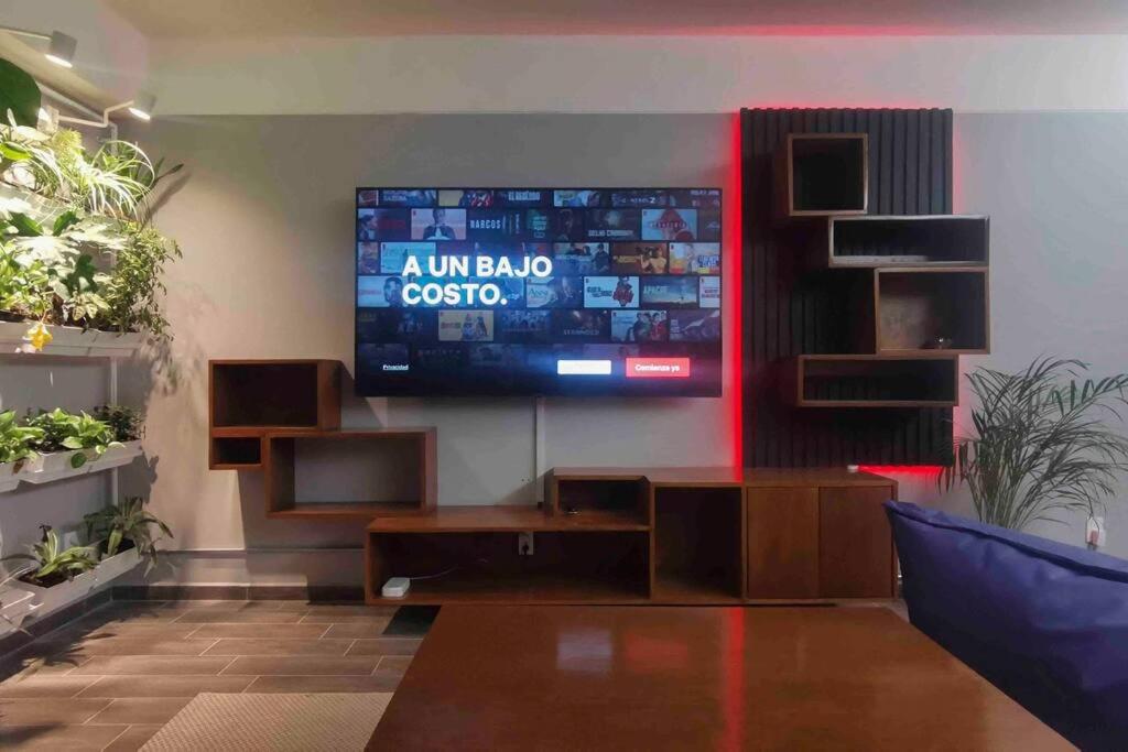 Modern Artist Apt., overlooking Parque Espana