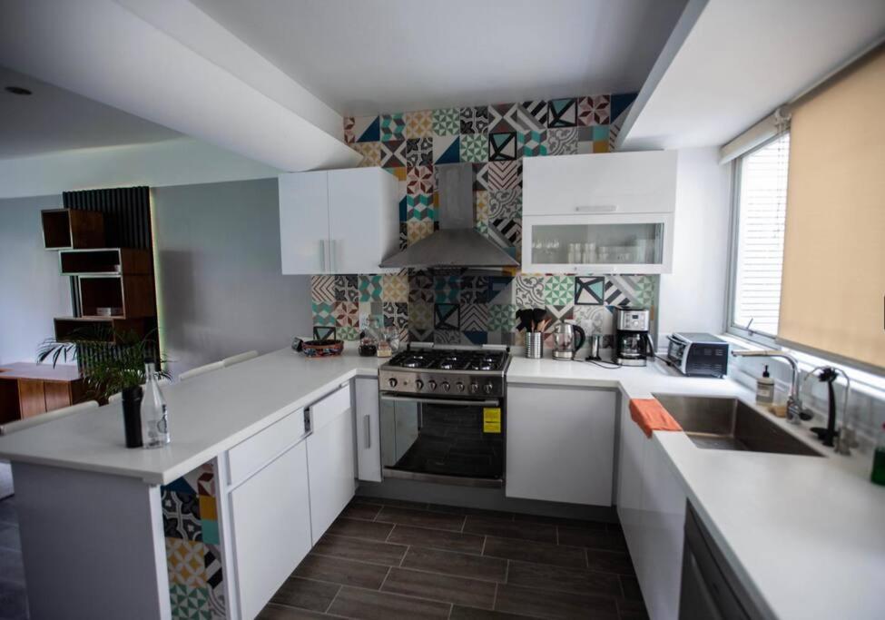 Modern Artist Apt., overlooking Parque Espana