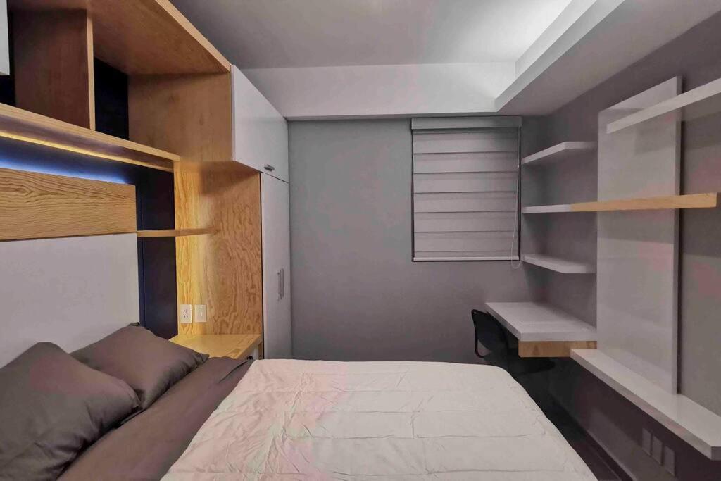 Modern Artist Apt., overlooking Parque Espana