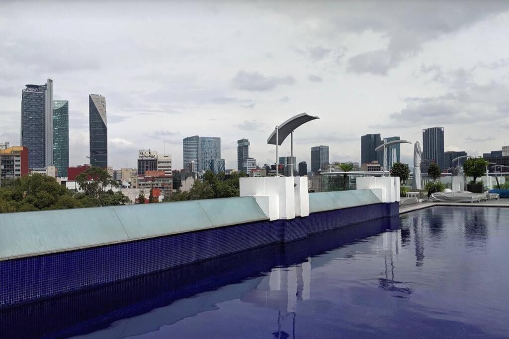 Modern Artist Apt., overlooking Parque Espana