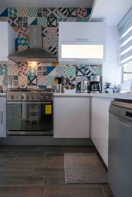 Modern Artist Apt., overlooking Parque Espana