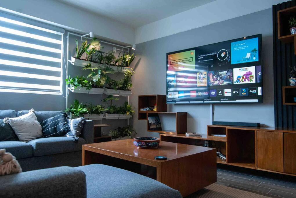 Modern Artist Apt., overlooking Parque Espana