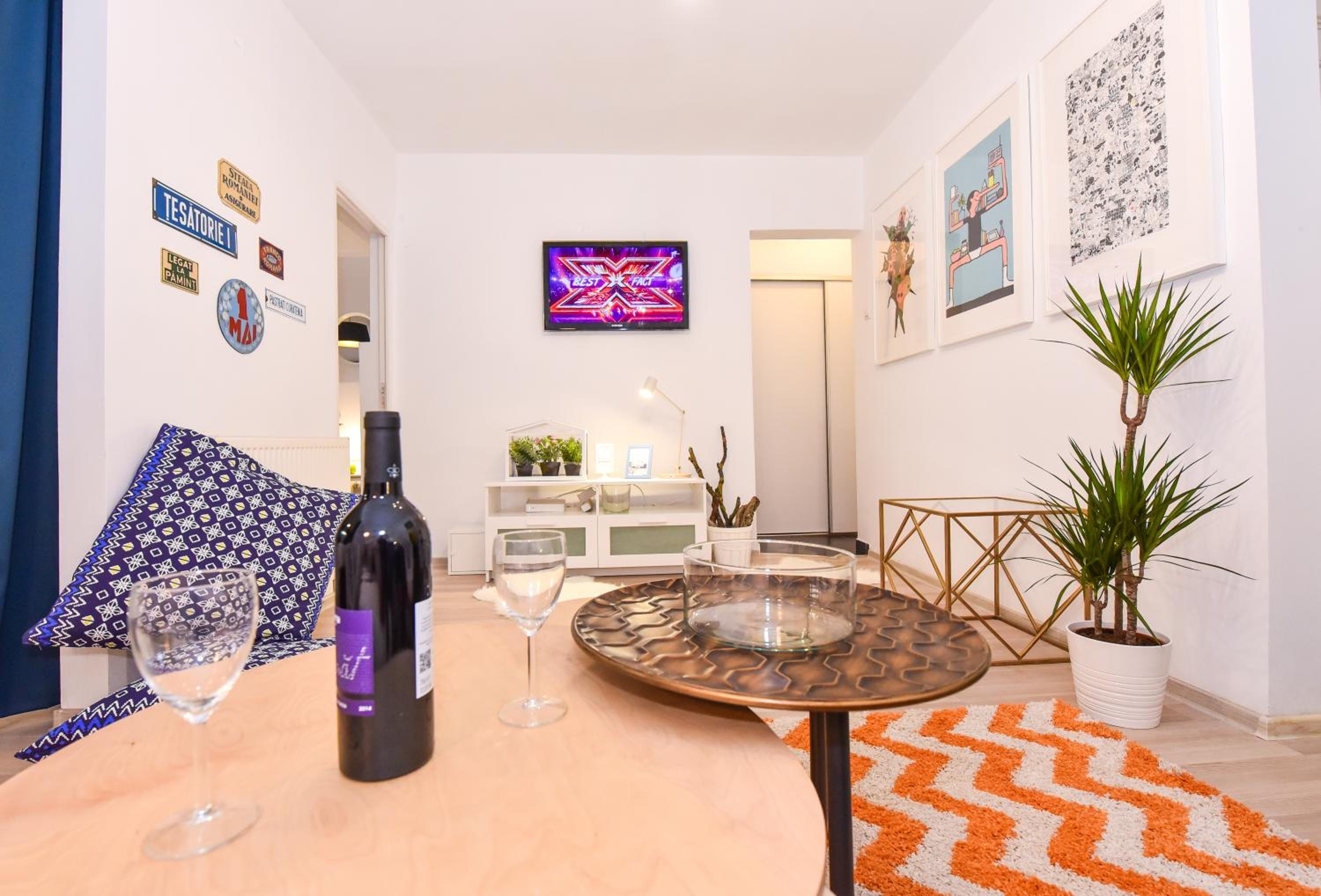 Bohemian Apartment Downtown view 4