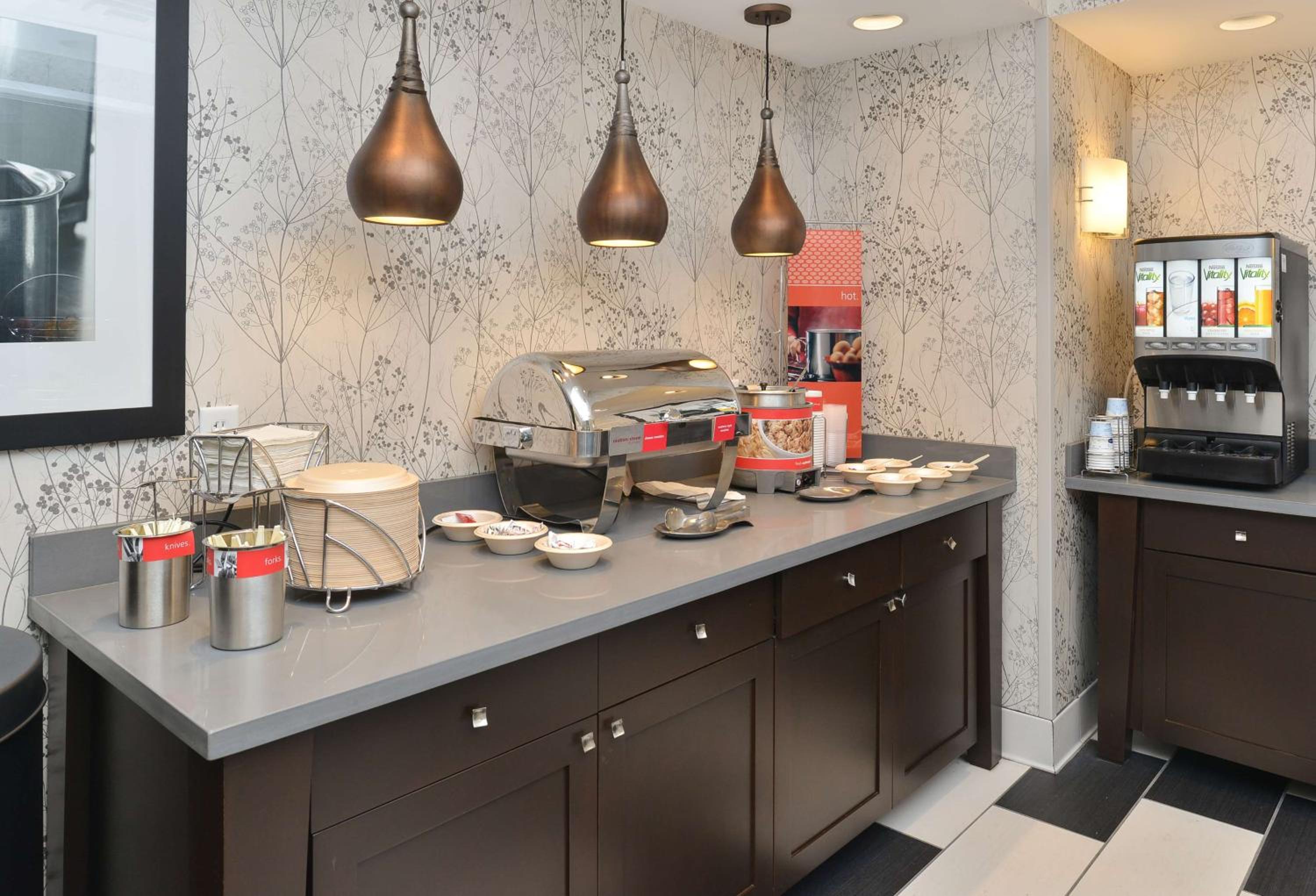 Des Moines Vacations - Hampton Inn  Suites Des Moines Downtown - Property Image 4