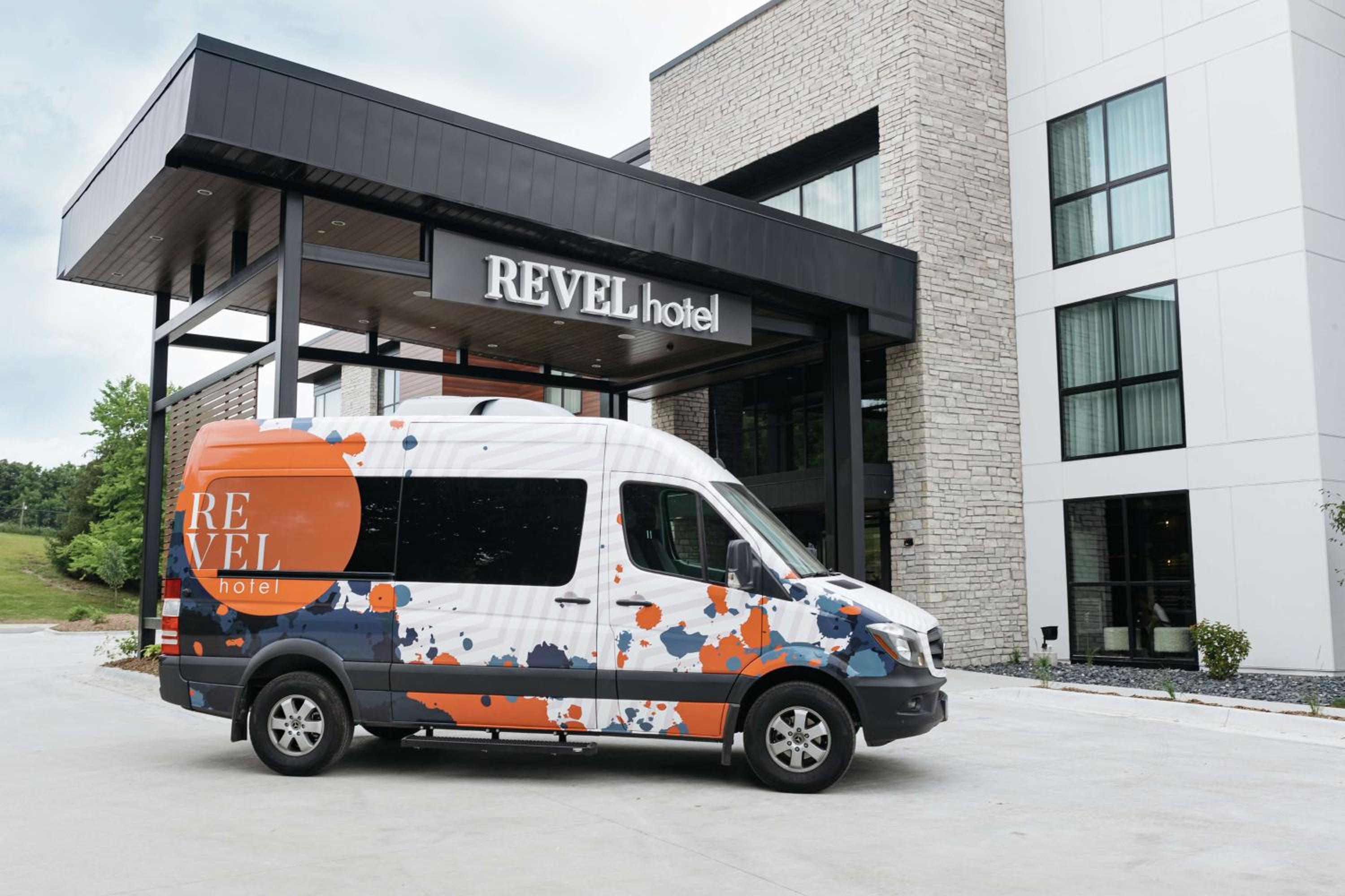 Des Moines Vacations - Revel Hotel, Tapestry Collection By Hilton - Property Image 2