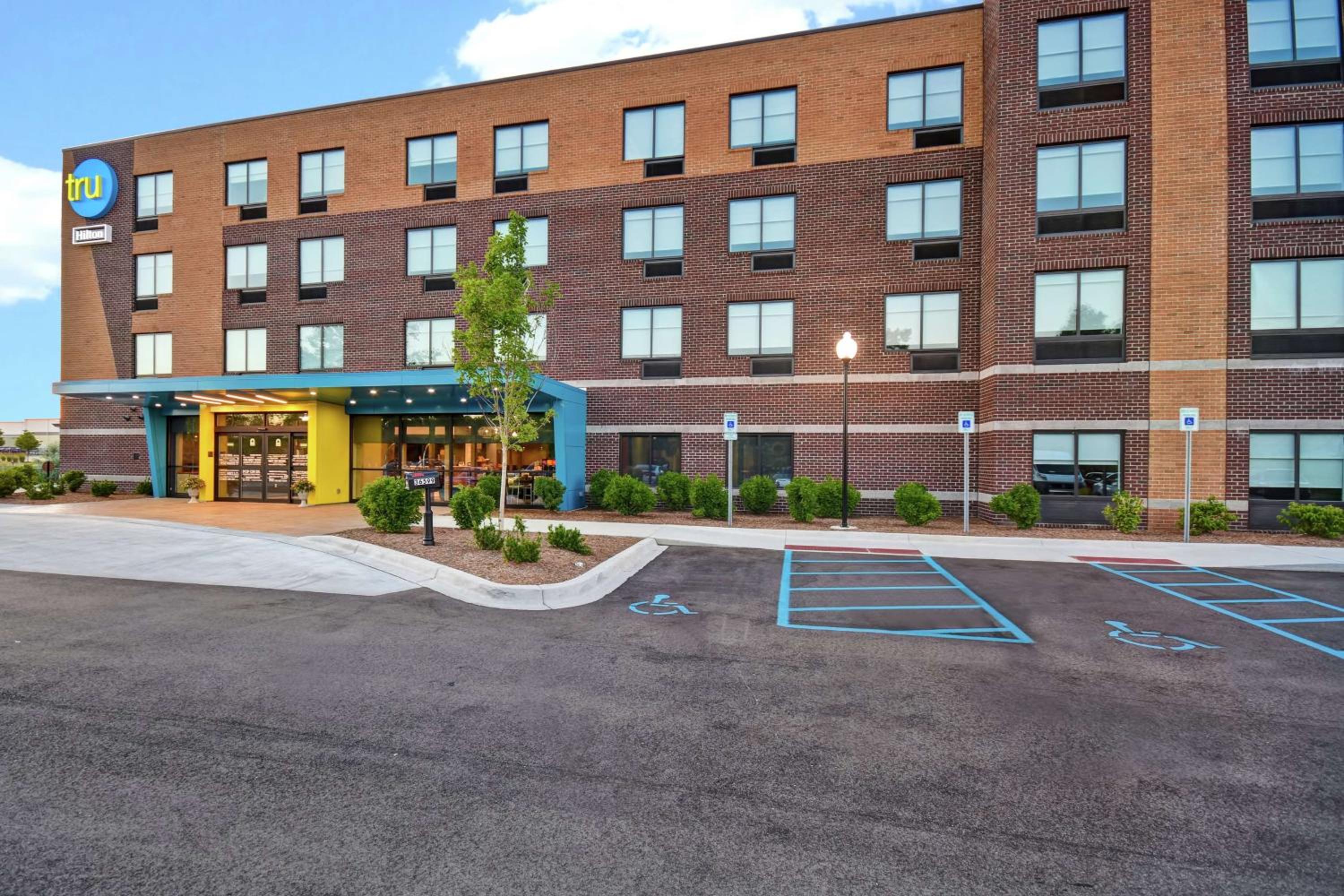 Detroit Vacations - Tru By Hilton Sterling Heights Detroit - Property Image 2