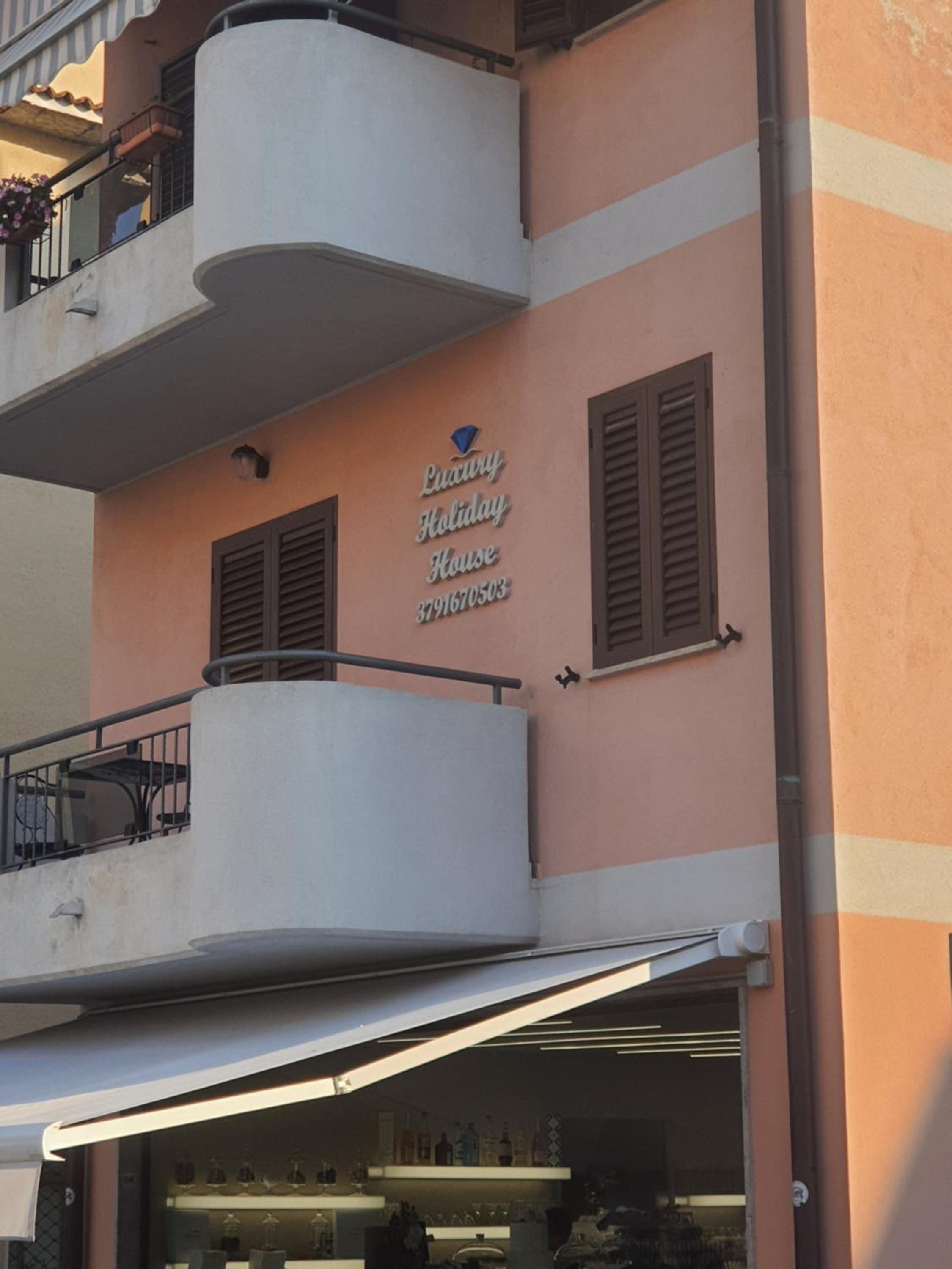 LUXURY HOLIDAY HOUSE