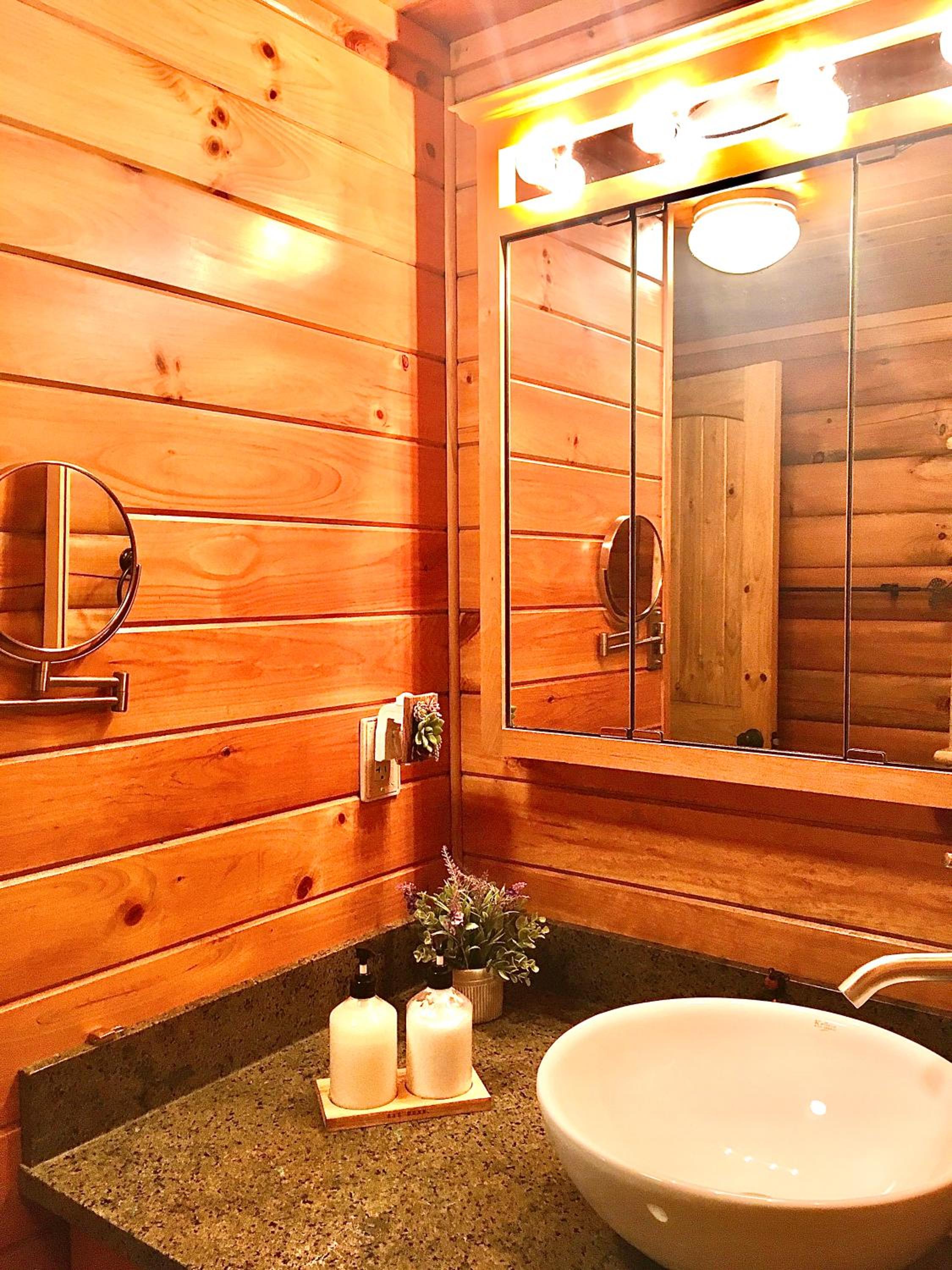 Mountain-Top-Hideaway Stay in a log cabin on a private rd! Swim, hike, explore a true mountain experience