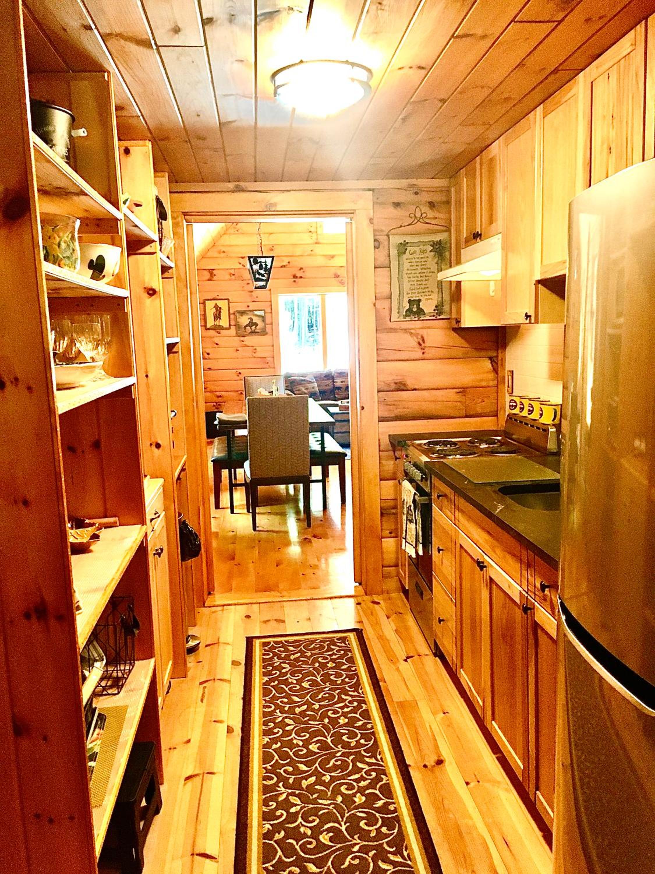 Mountain-Top-Hideaway Stay in a log cabin on a private rd! Swim, hike, explore a true mountain experience