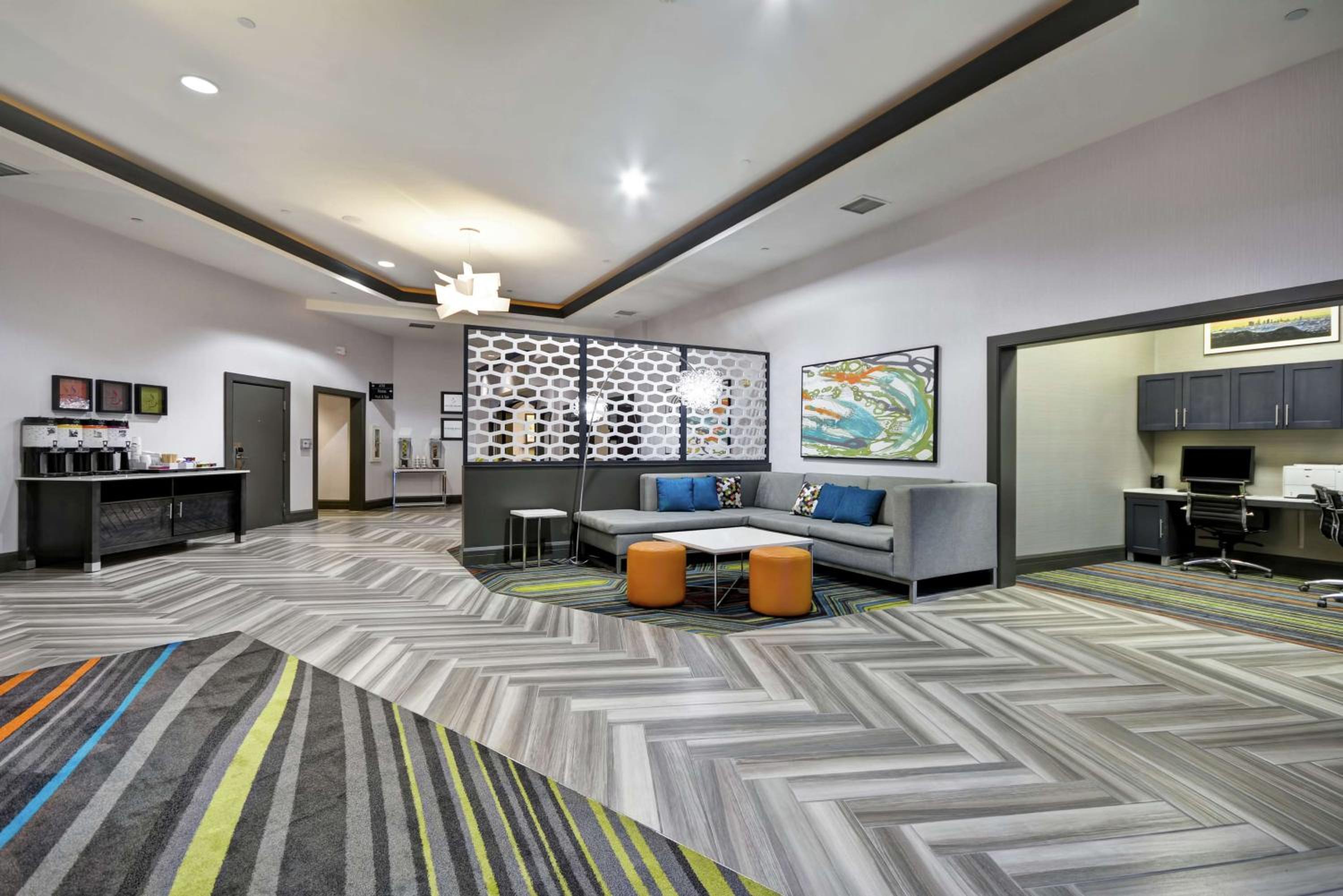 Burbank Vacations - Hampton Inn  Suites Los Angeles Burbank Airport - Property Image 2