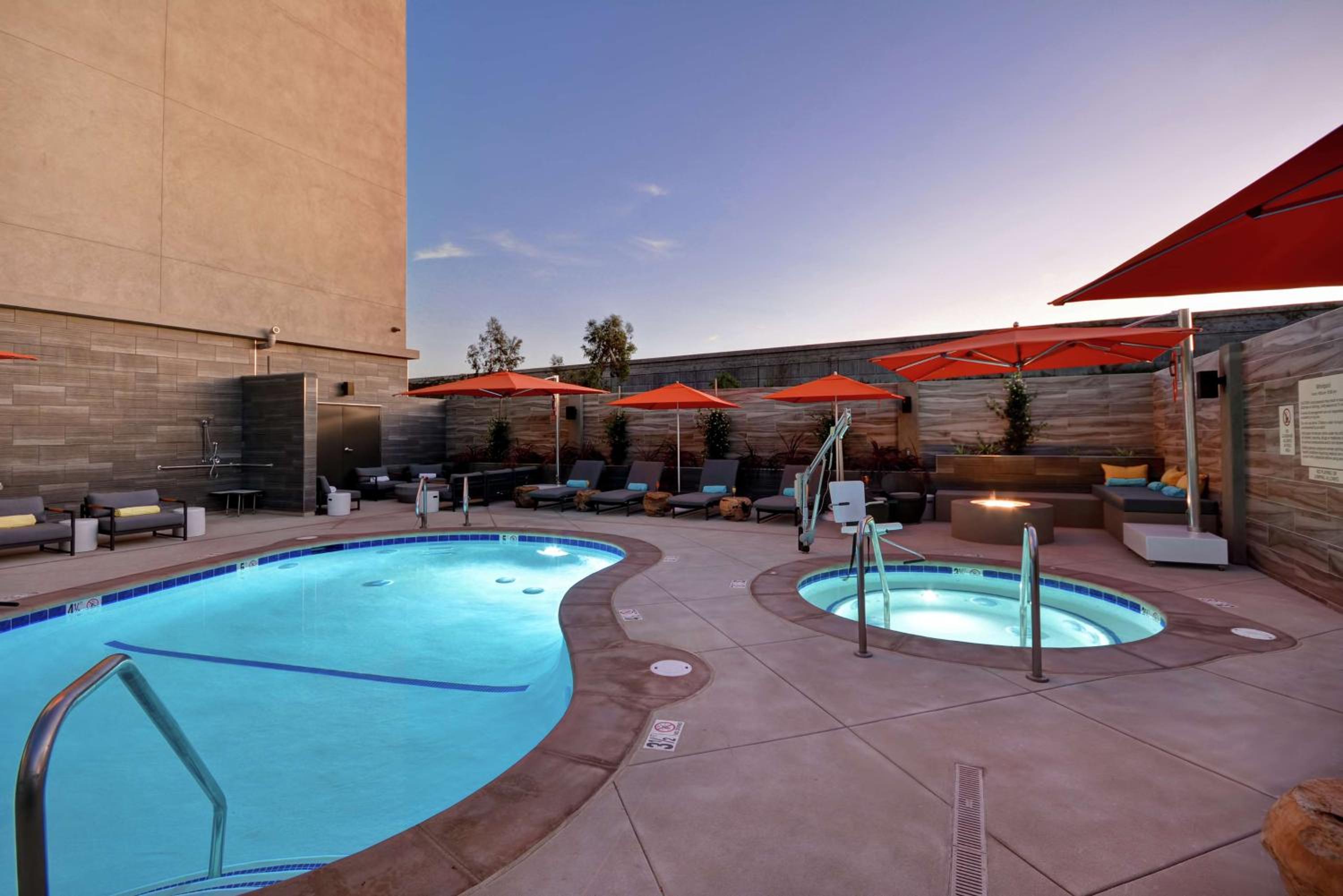 Burbank Vacations - Hampton Inn  Suites Los Angeles Burbank Airport - Property Image 3