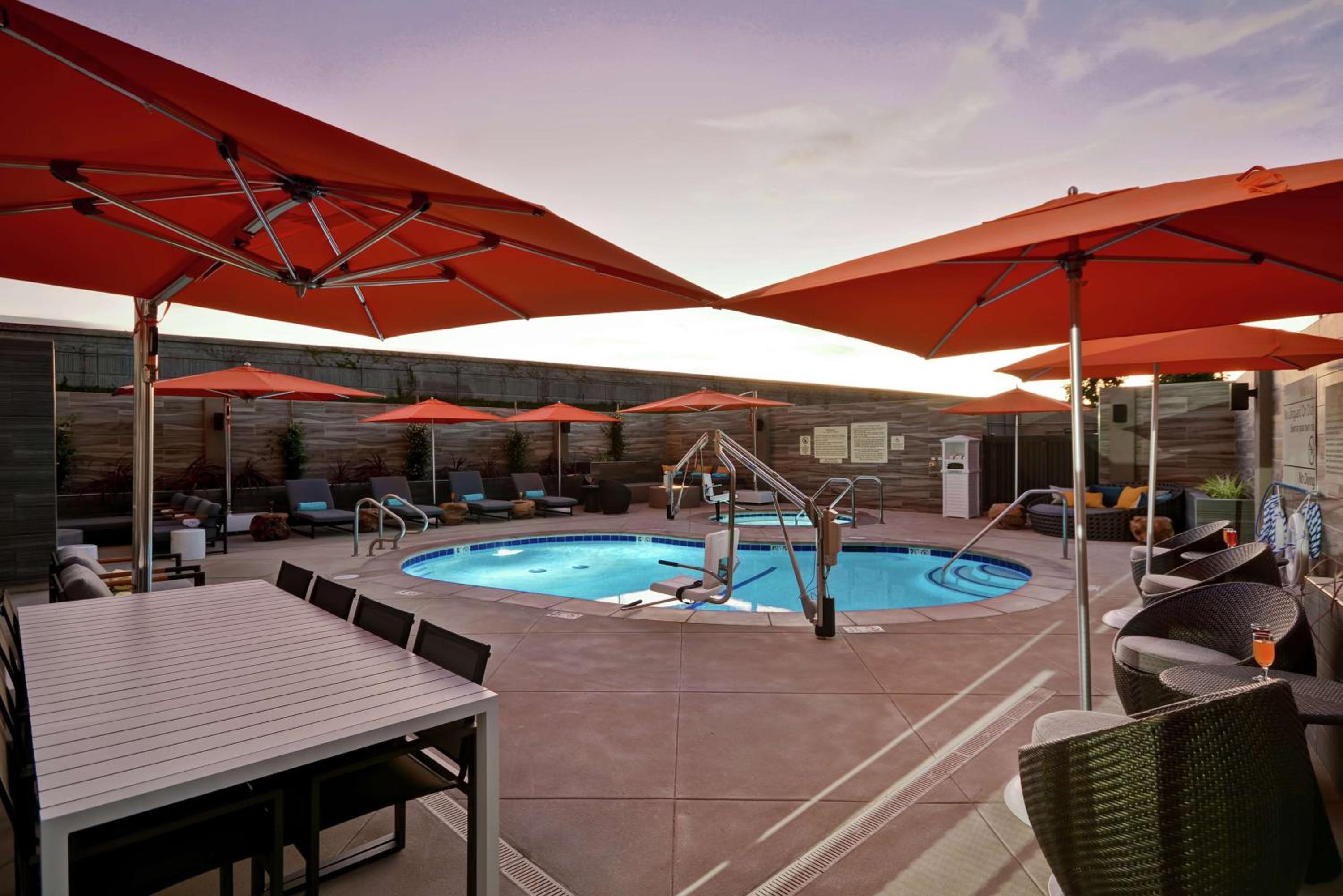 Burbank Vacations - Hampton Inn  Suites Los Angeles Burbank Airport - Property Image 4