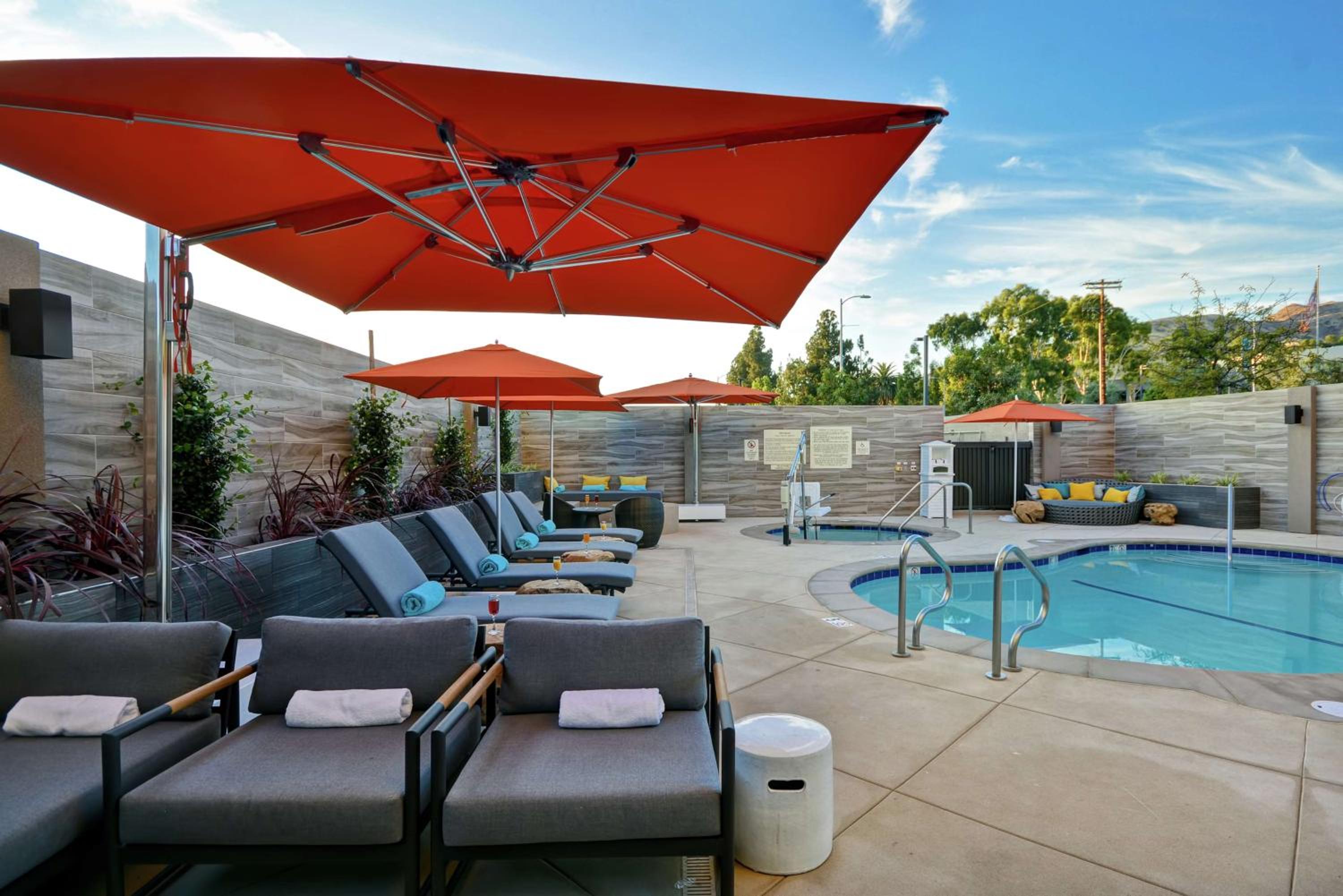 Burbank Vacations - Hampton Inn Suites Los Angeles Burbank Airport - Property Image 6
