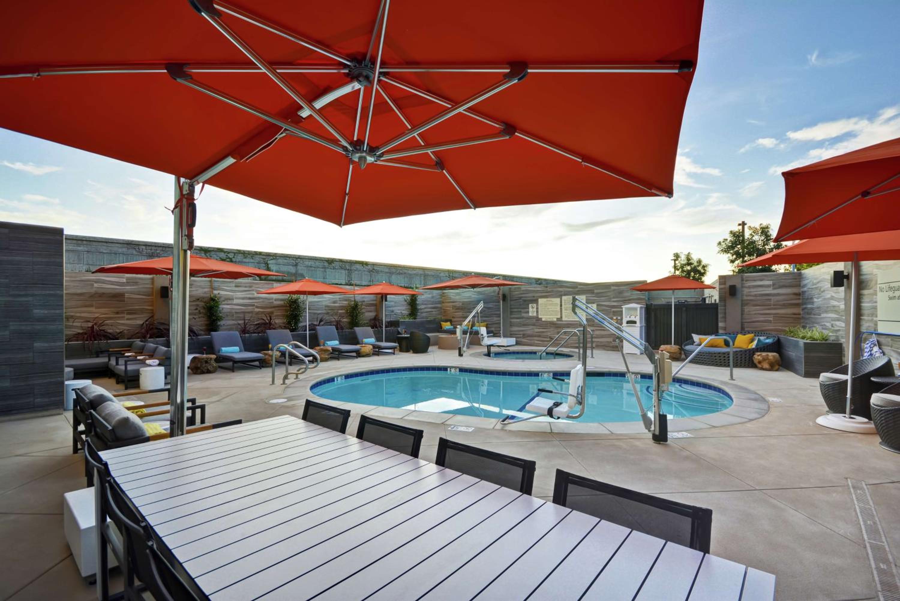 Burbank Vacations - Hampton Inn  Suites Los Angeles Burbank Airport - Property Image 8
