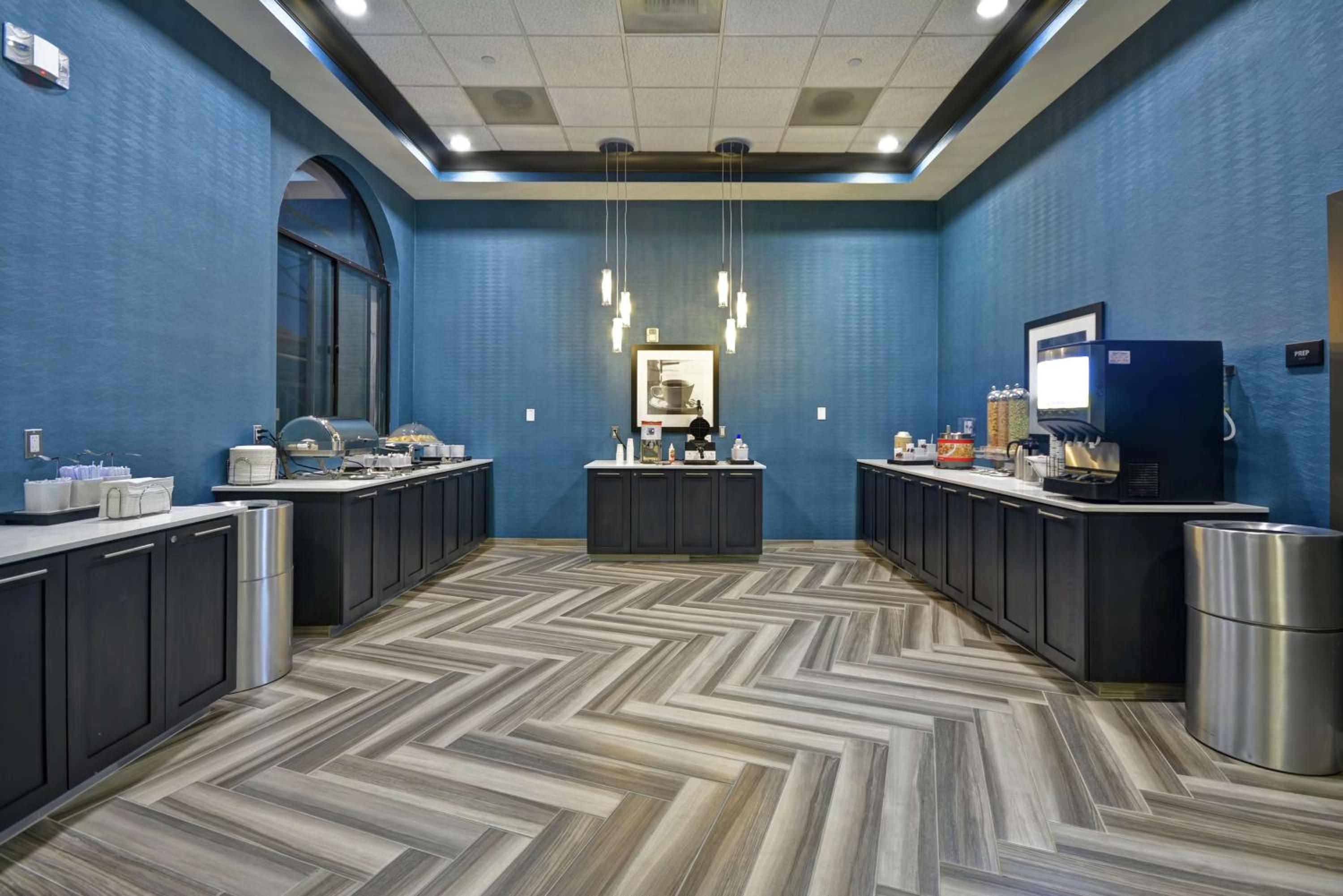 Burbank Vacations - Hampton Inn  Suites Los Angeles Burbank Airport - Property Image 9