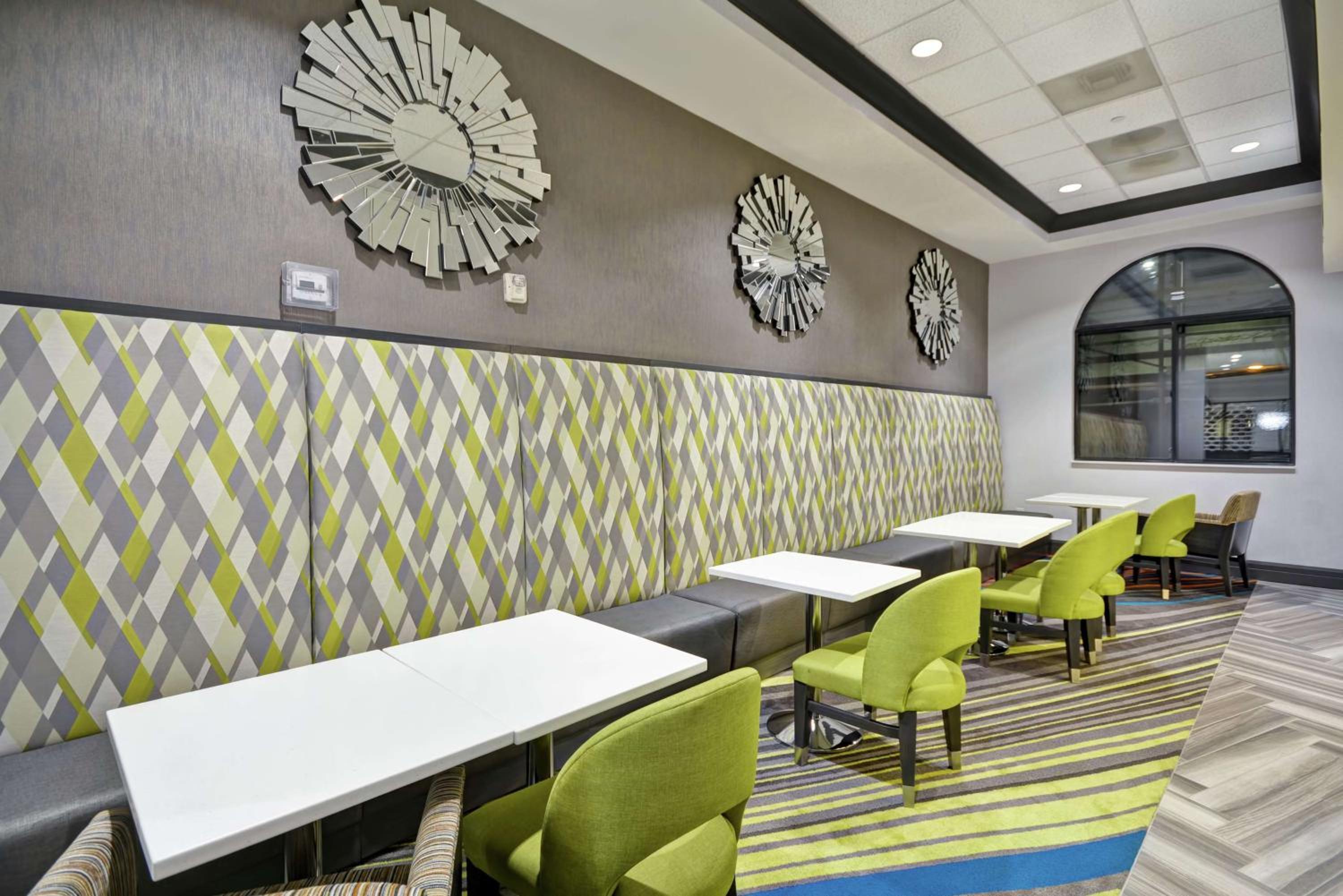 Burbank Vacations - Hampton Inn  Suites Los Angeles Burbank Airport - Property Image 10