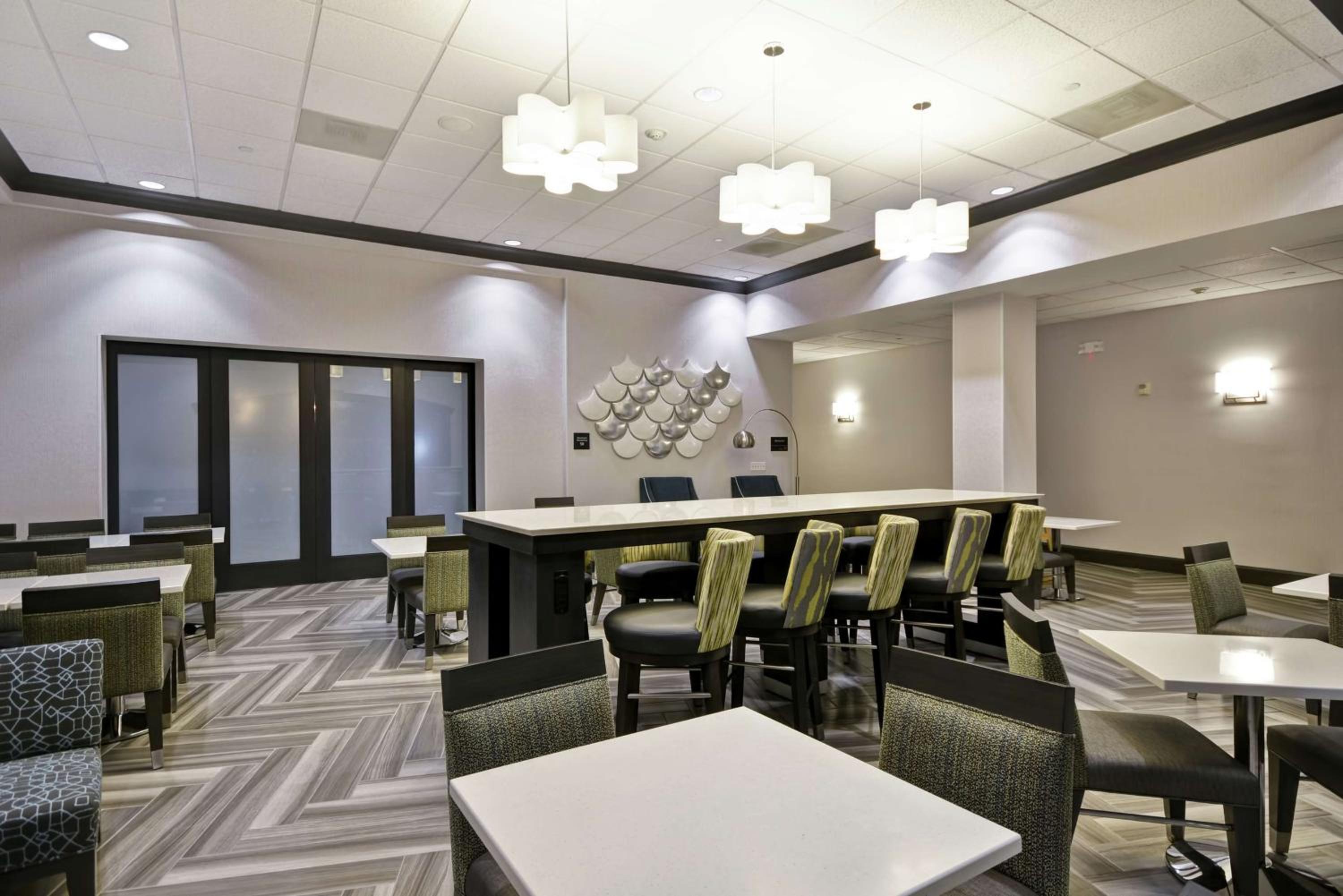 Burbank Vacations - Hampton Inn  Suites Los Angeles Burbank Airport - Property Image 1