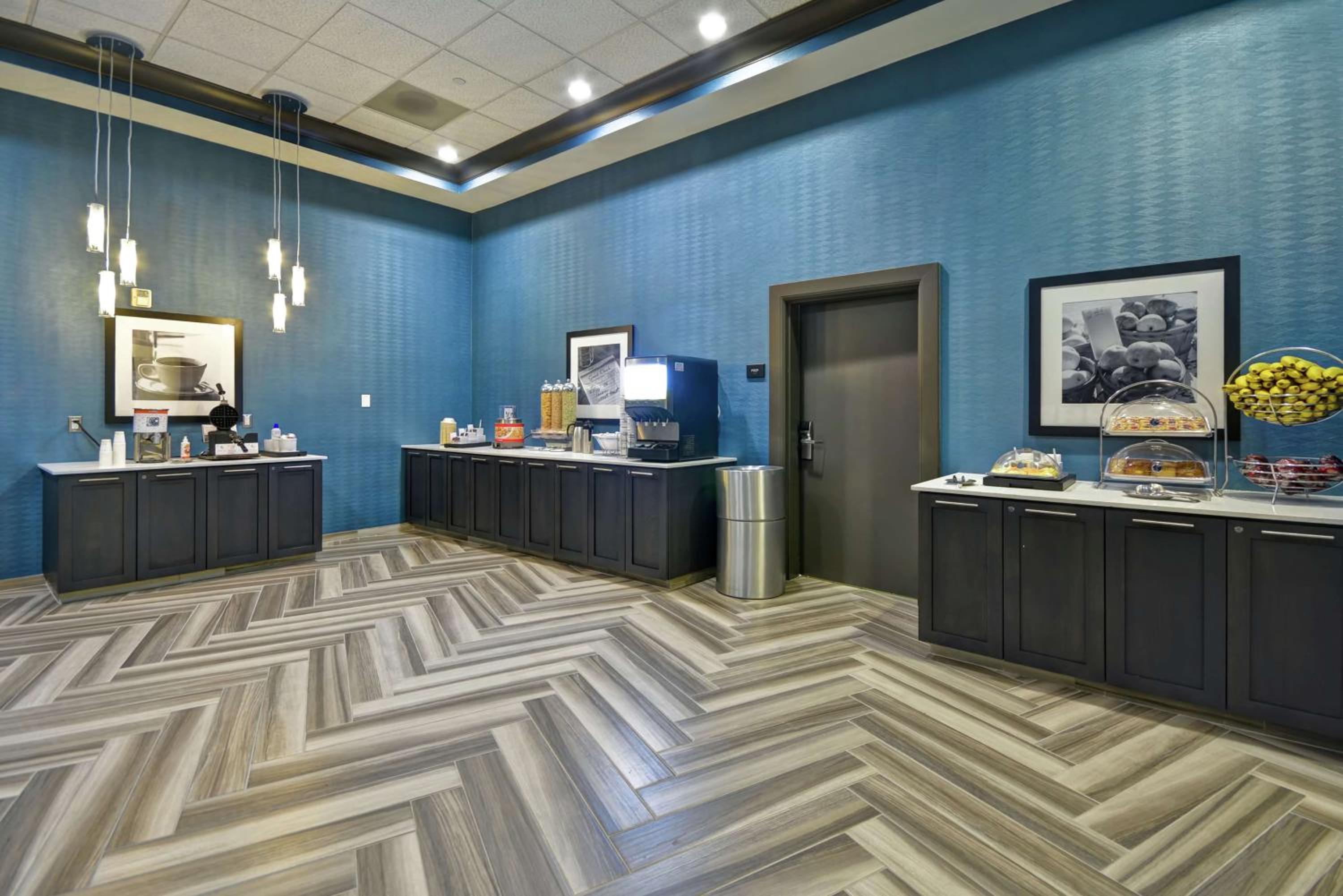Burbank Vacations - Hampton Inn  Suites Los Angeles Burbank Airport - Property Image 12