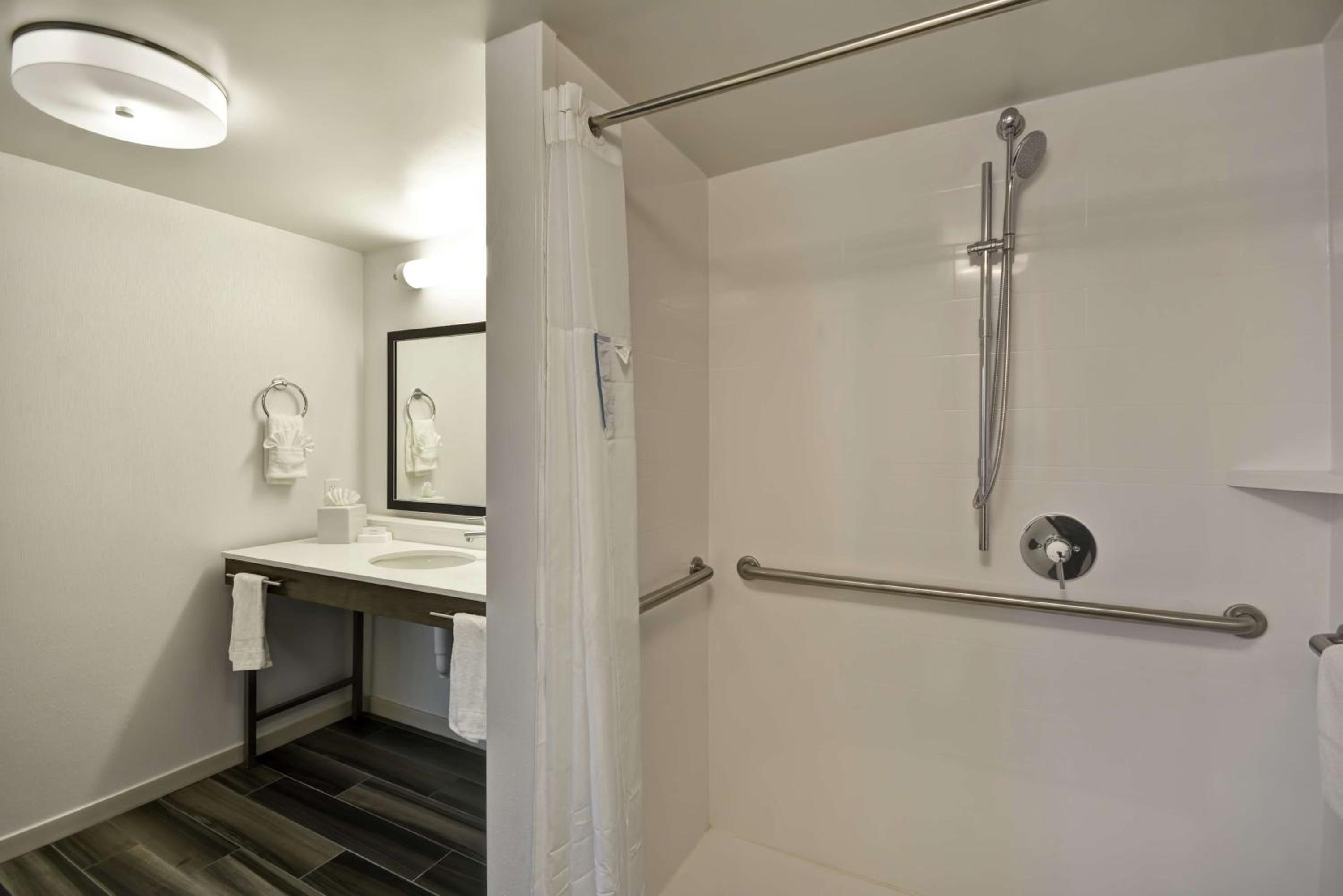 Burbank Vacations - Hampton Inn Suites Los Angeles Burbank Airport - Property Image 15