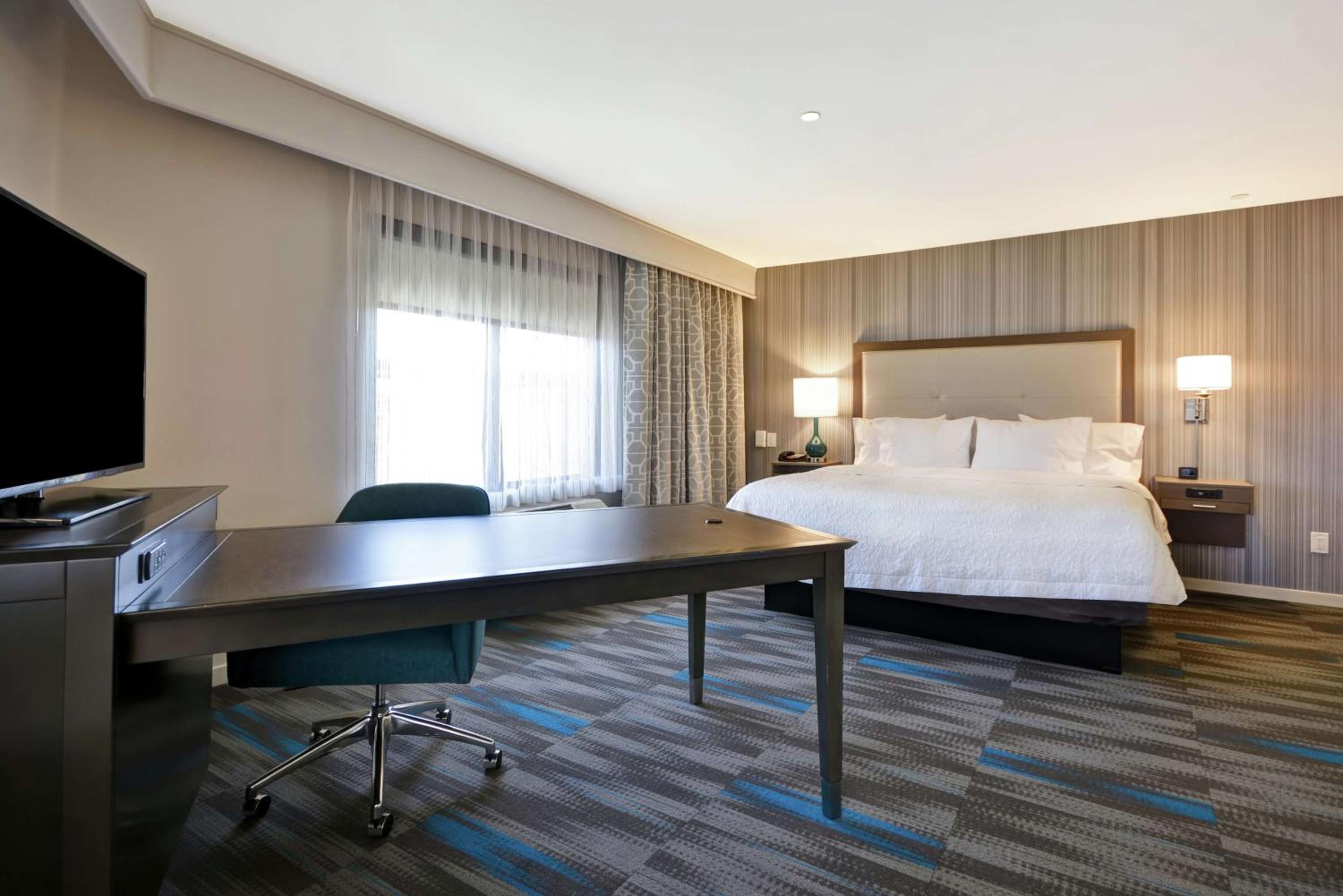 Burbank Vacations - Hampton Inn Suites Los Angeles Burbank Airport - Property Image 17