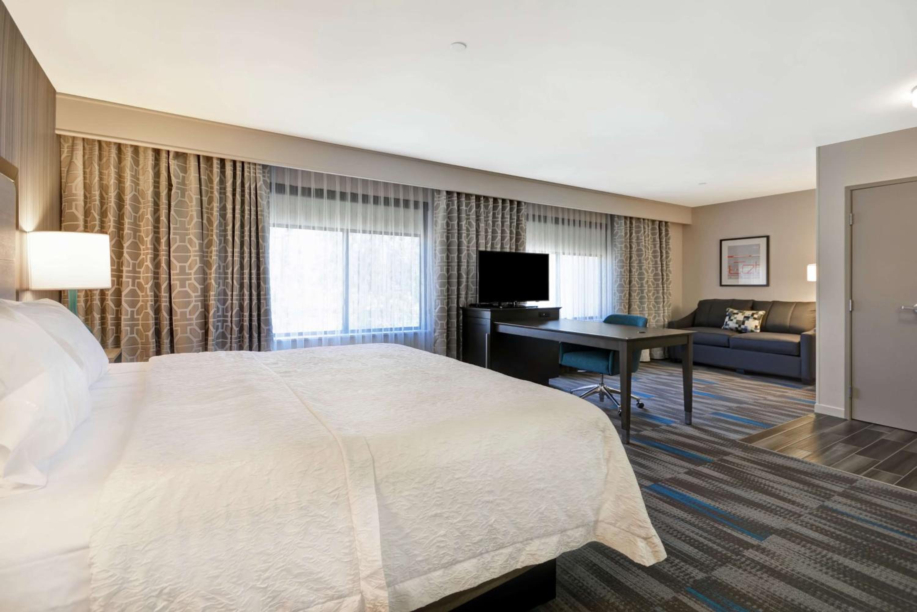 Burbank Vacations - Hampton Inn Suites Los Angeles Burbank Airport - Property Image 29