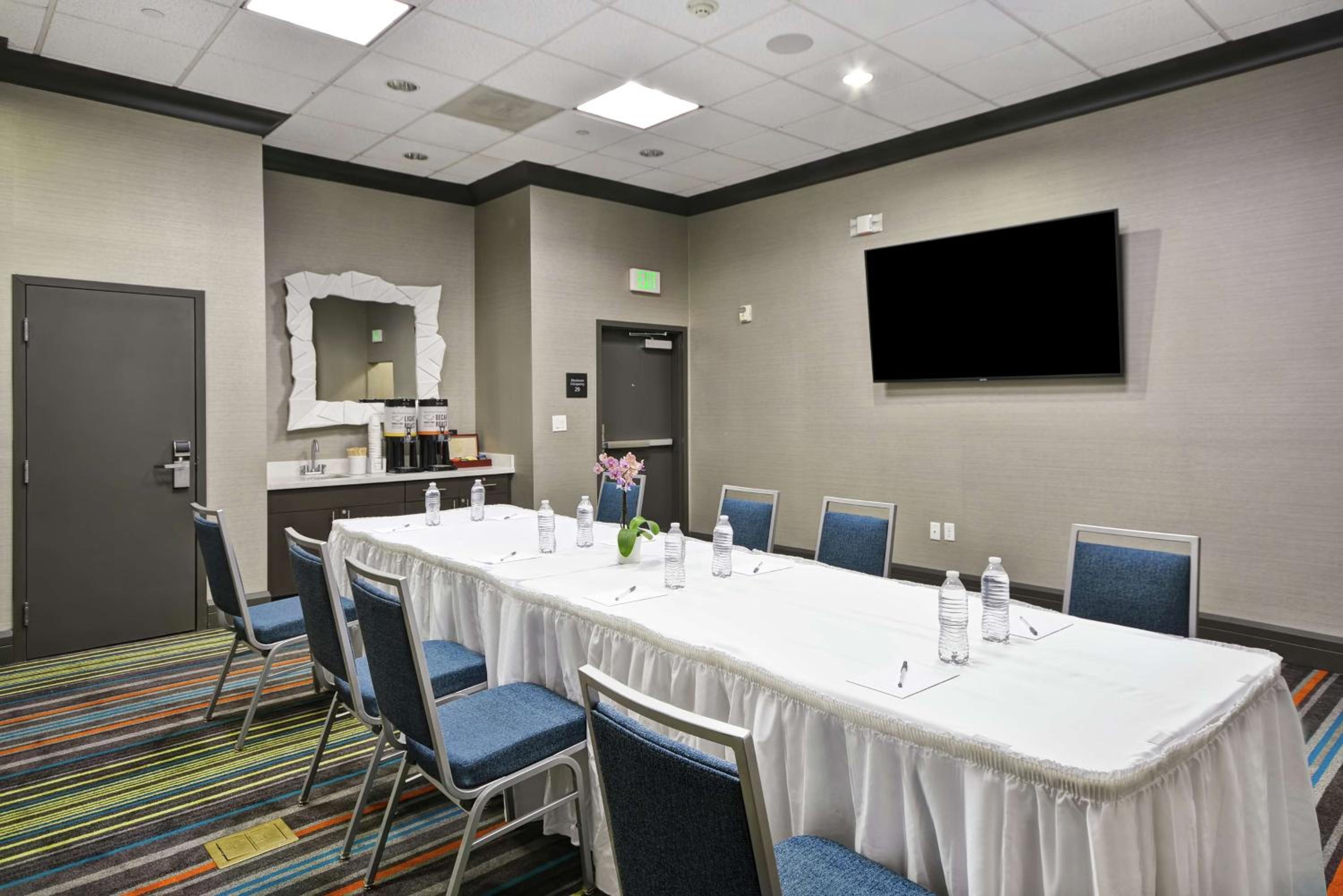 Burbank Vacations - Hampton Inn Suites Los Angeles Burbank Airport - Property Image 25