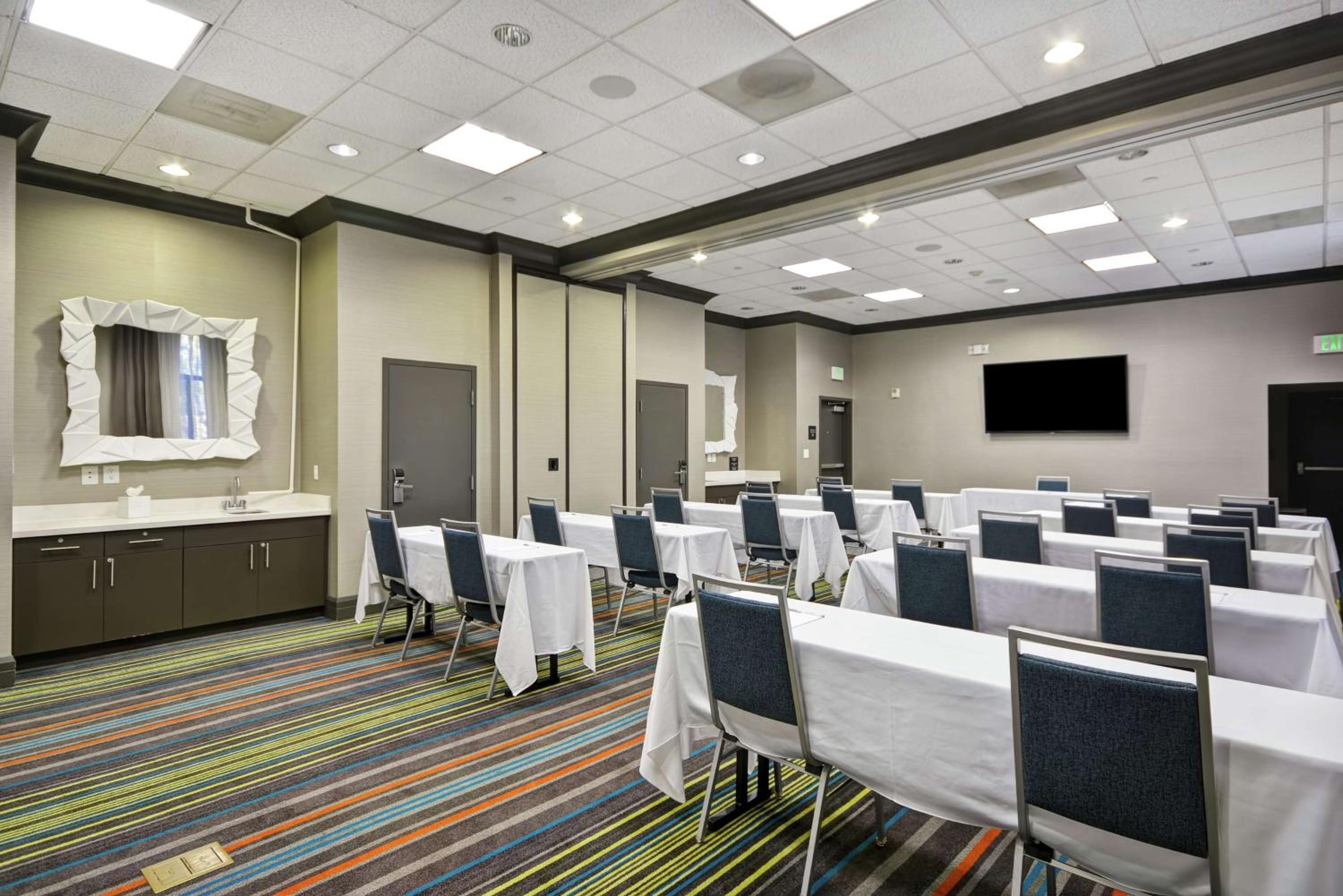 Burbank Vacations - Hampton Inn Suites Los Angeles Burbank Airport - Property Image 26