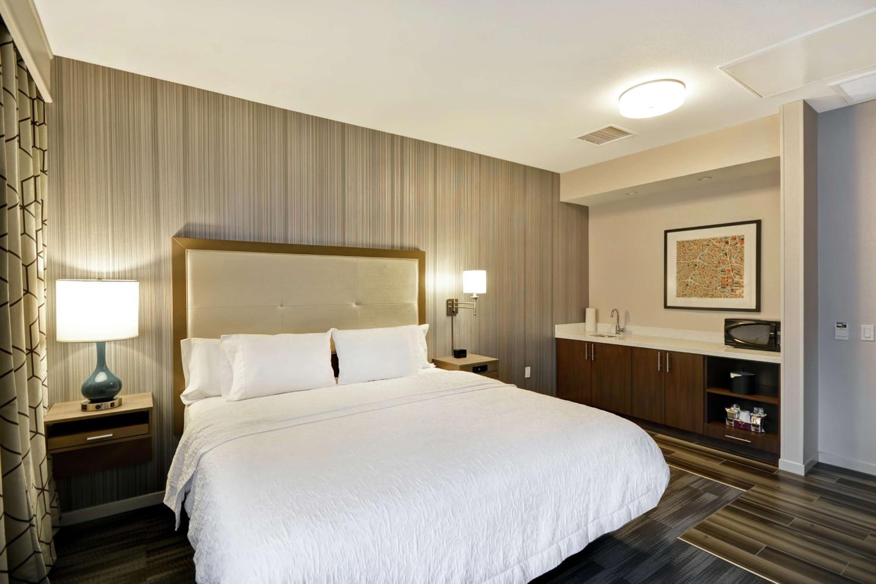 Burbank Vacations - Hampton Inn Suites Los Angeles Burbank Airport - Property Image 27