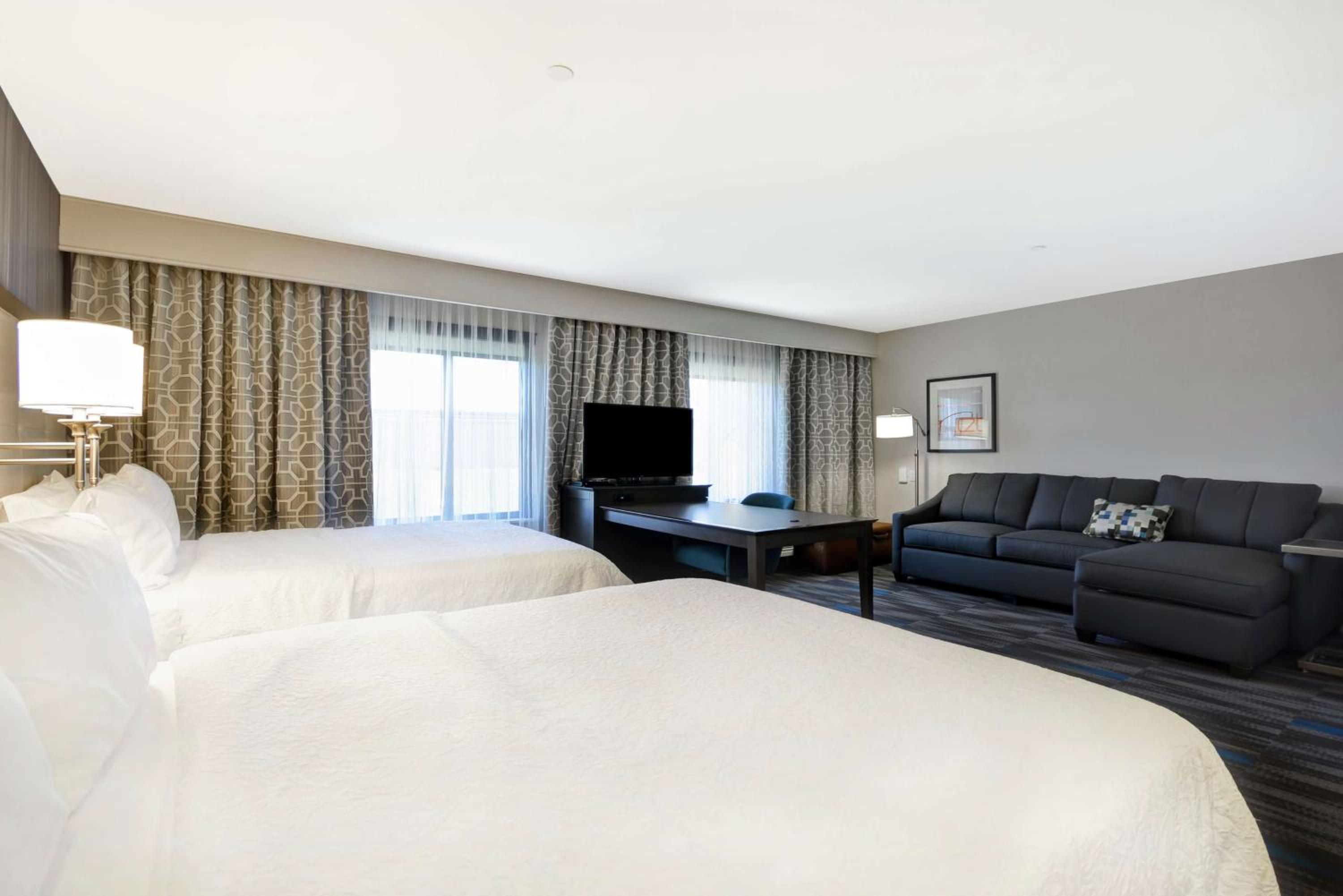 Burbank Vacations - Hampton Inn Suites Los Angeles Burbank Airport - Property Image 28