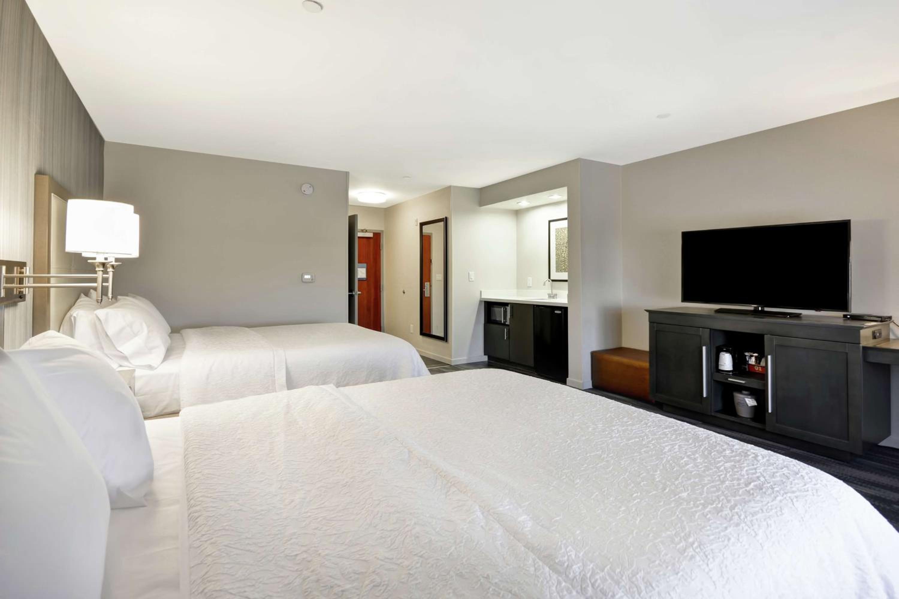 Burbank Vacations - Hampton Inn Suites Los Angeles Burbank Airport - Property Image 31