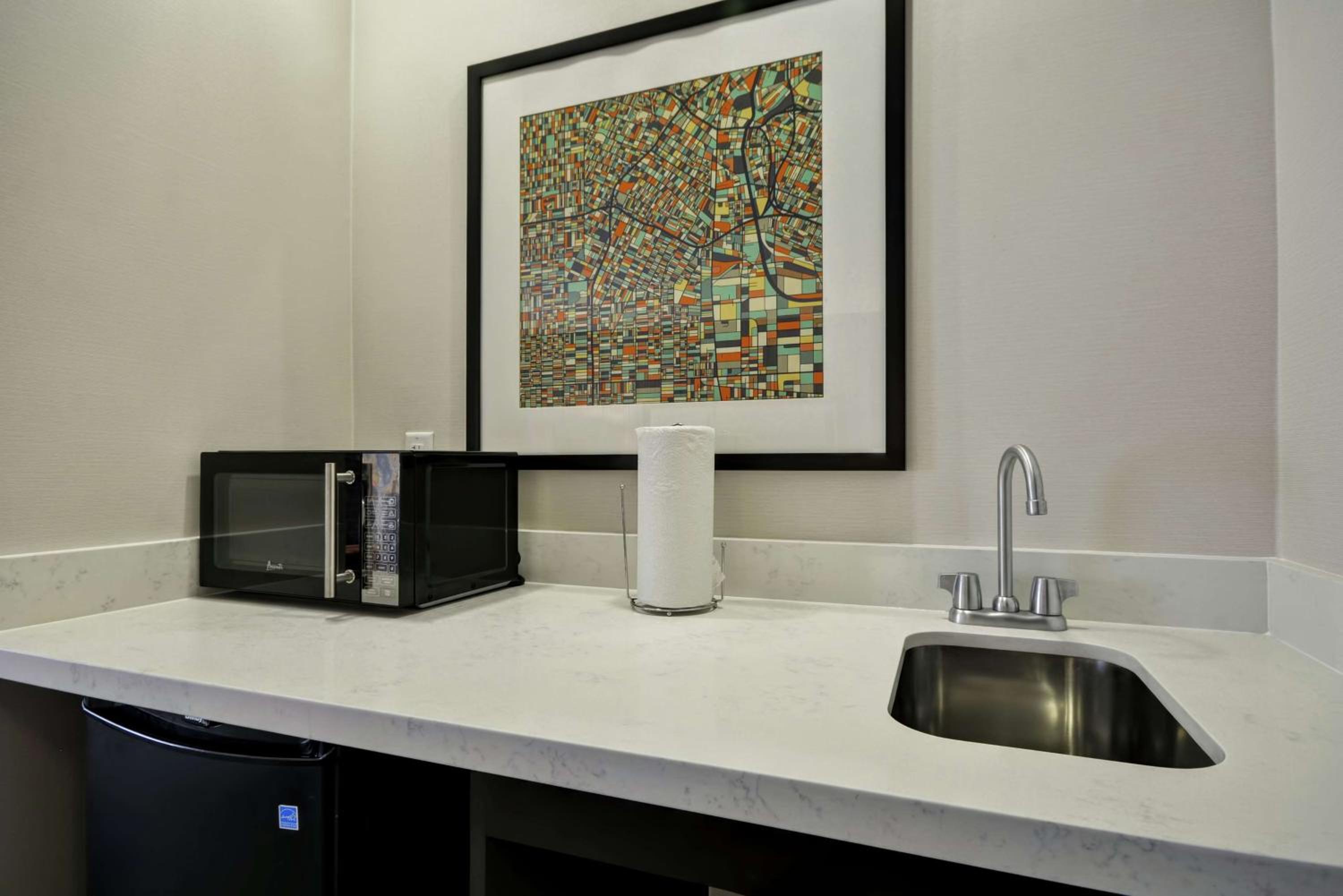 Burbank Vacations - Hampton Inn Suites Los Angeles Burbank Airport - Property Image 32