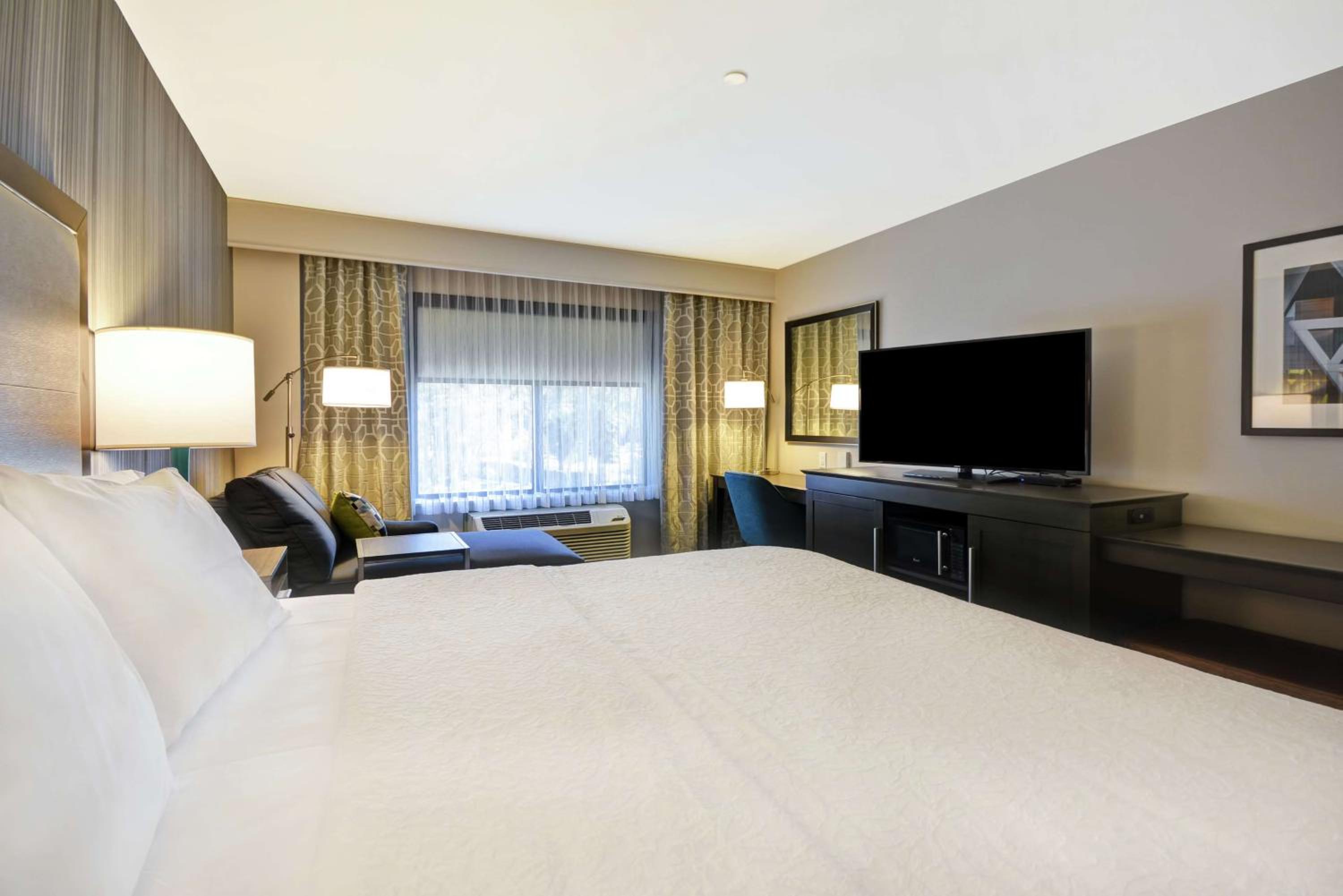 Burbank Vacations - Hampton Inn Suites Los Angeles Burbank Airport - Property Image 34