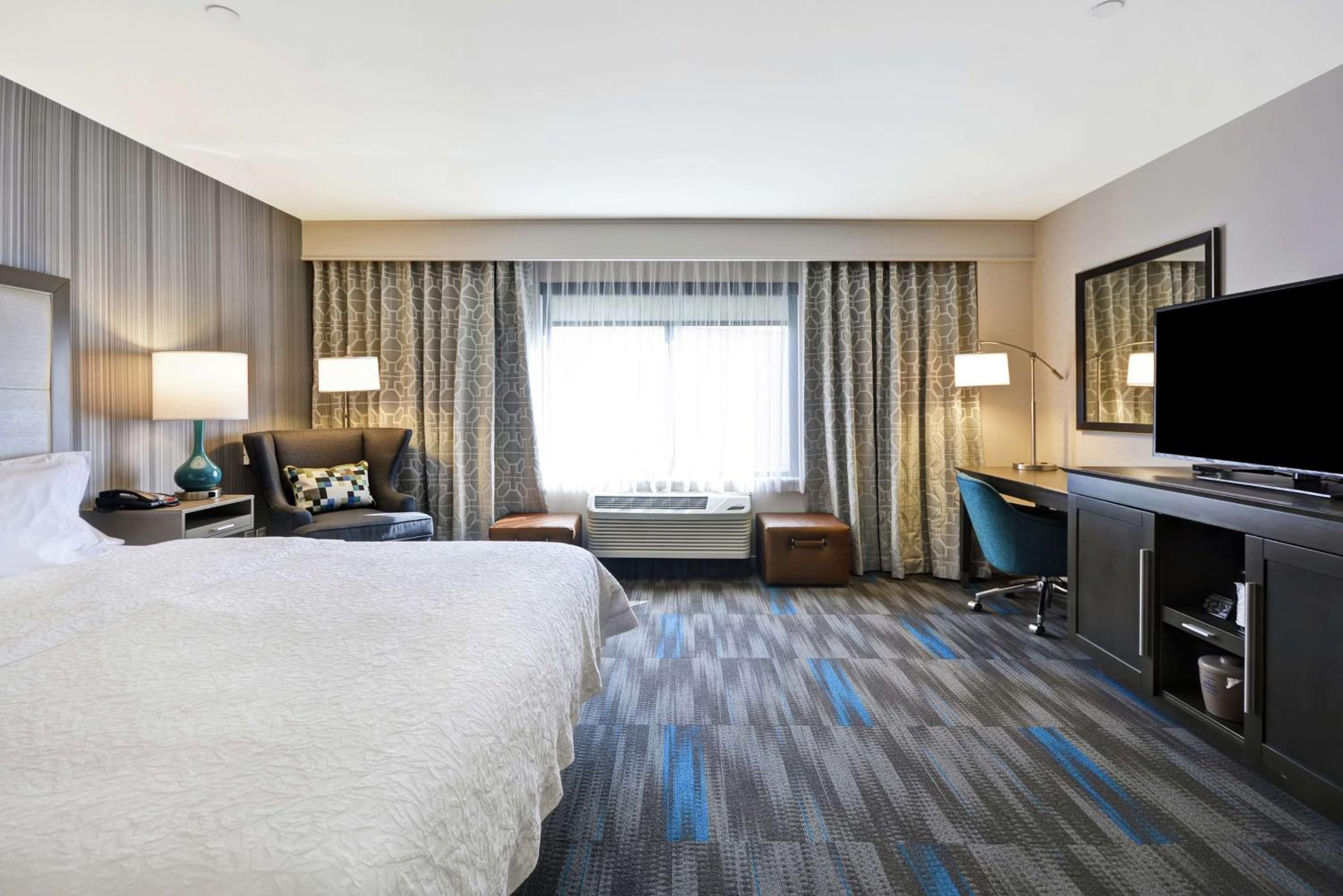 Burbank Vacations - Hampton Inn Suites Los Angeles Burbank Airport - Property Image 37