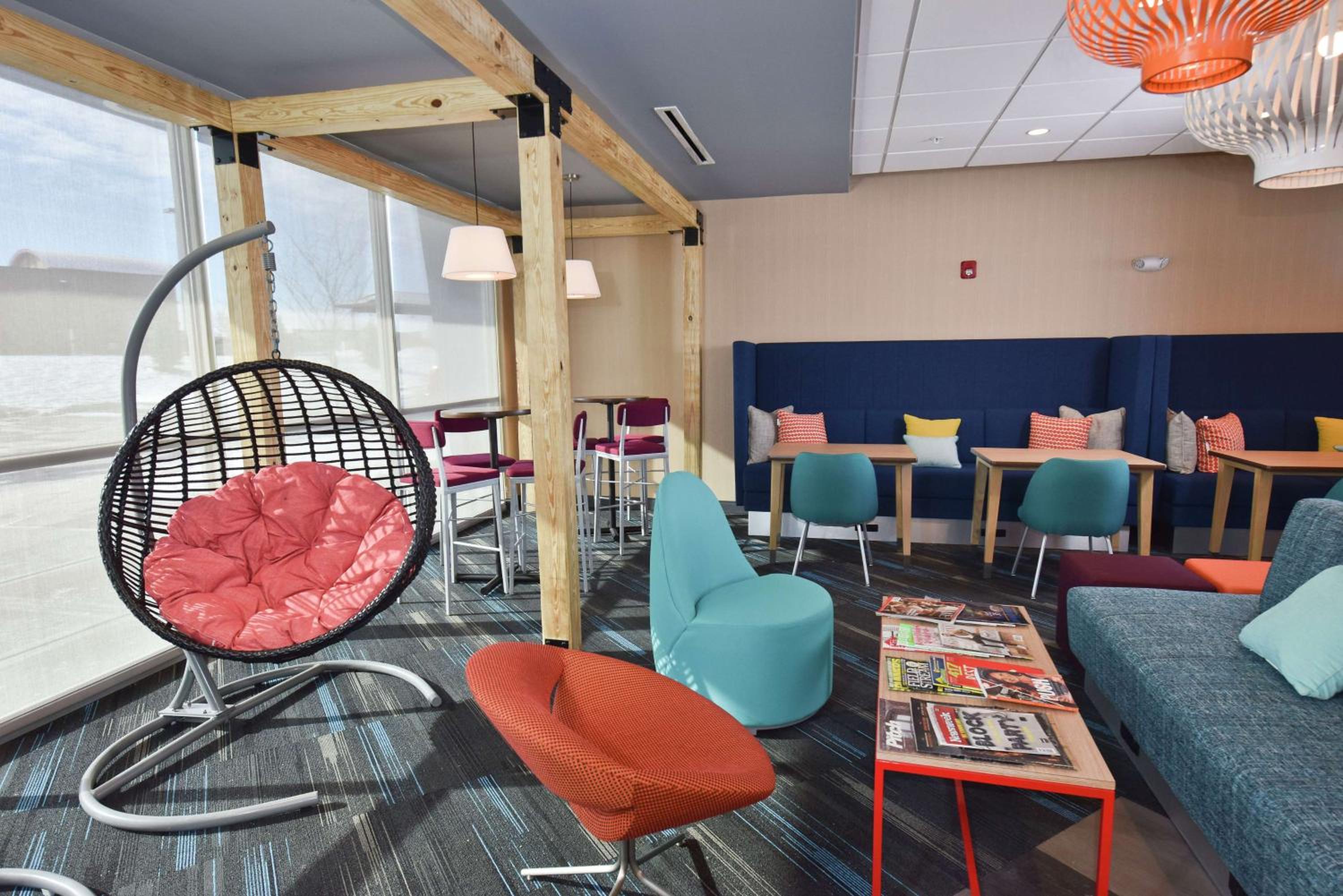 Lawrence Vacations - Tru By Hilton Lawrence - Property Image 2