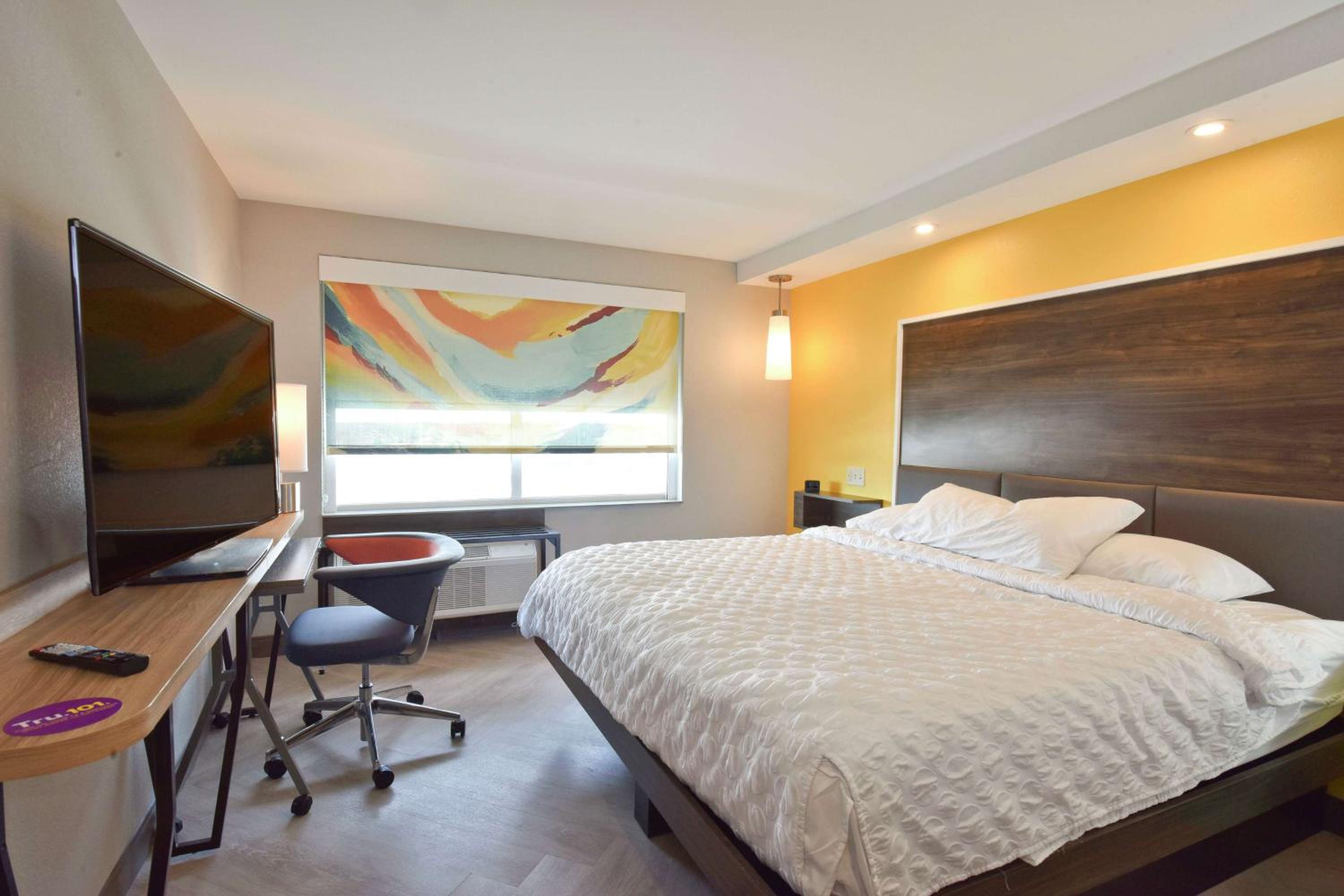 Lawrence Vacations - Tru By Hilton Lawrence - Property Image 19