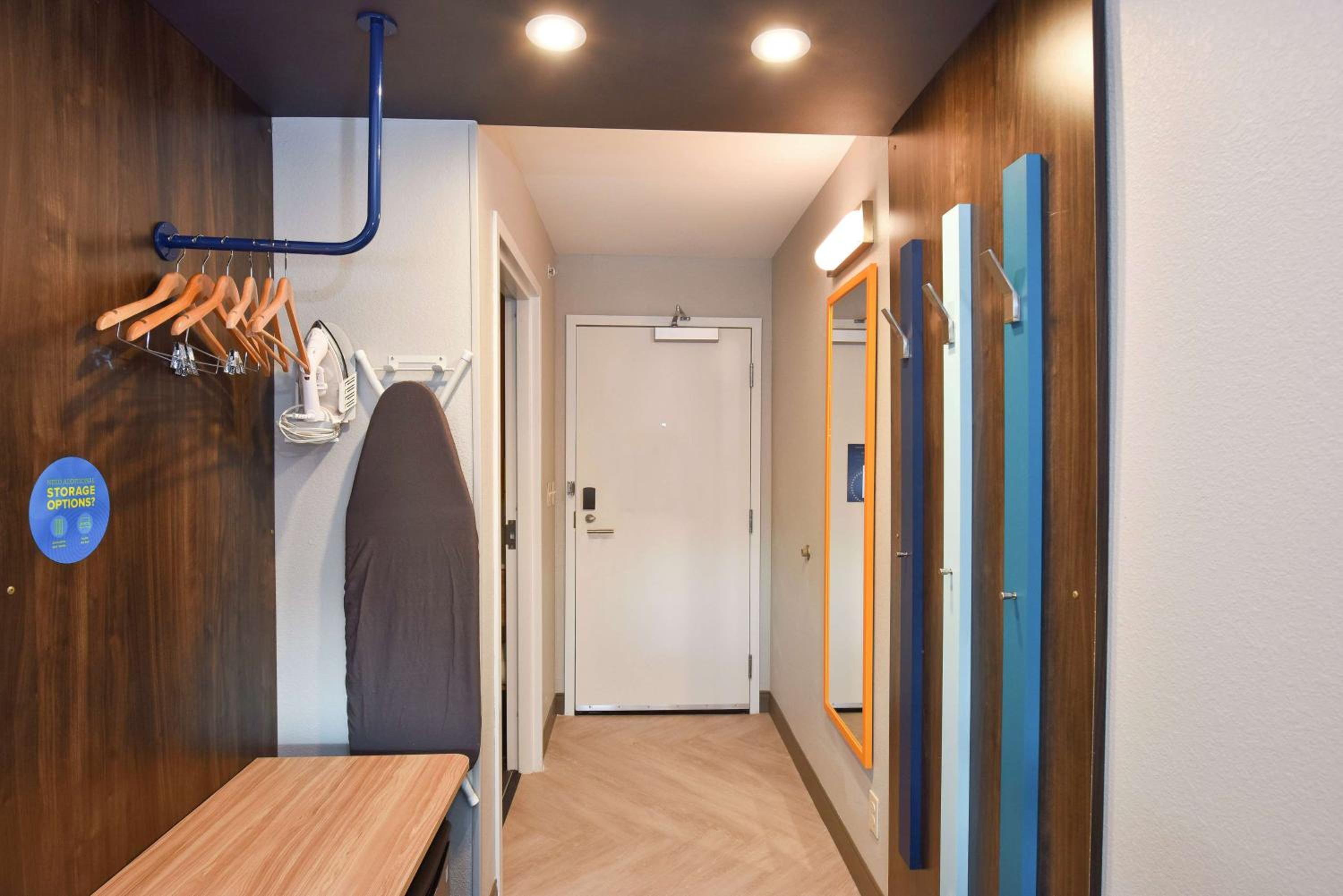 Lawrence Vacations - Tru By Hilton Lawrence - Property Image 9