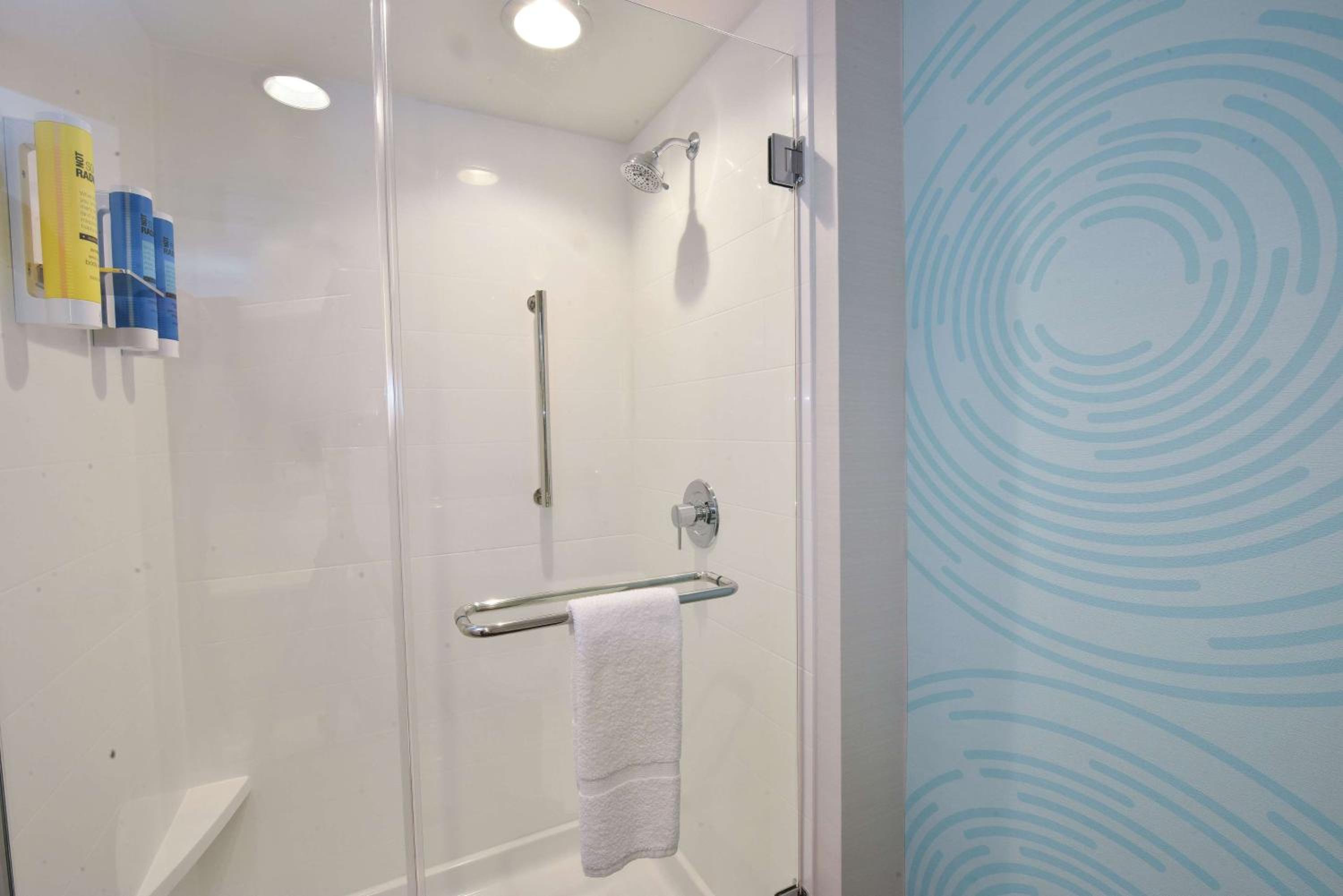 Lawrence Vacations - Tru By Hilton Lawrence - Property Image 7