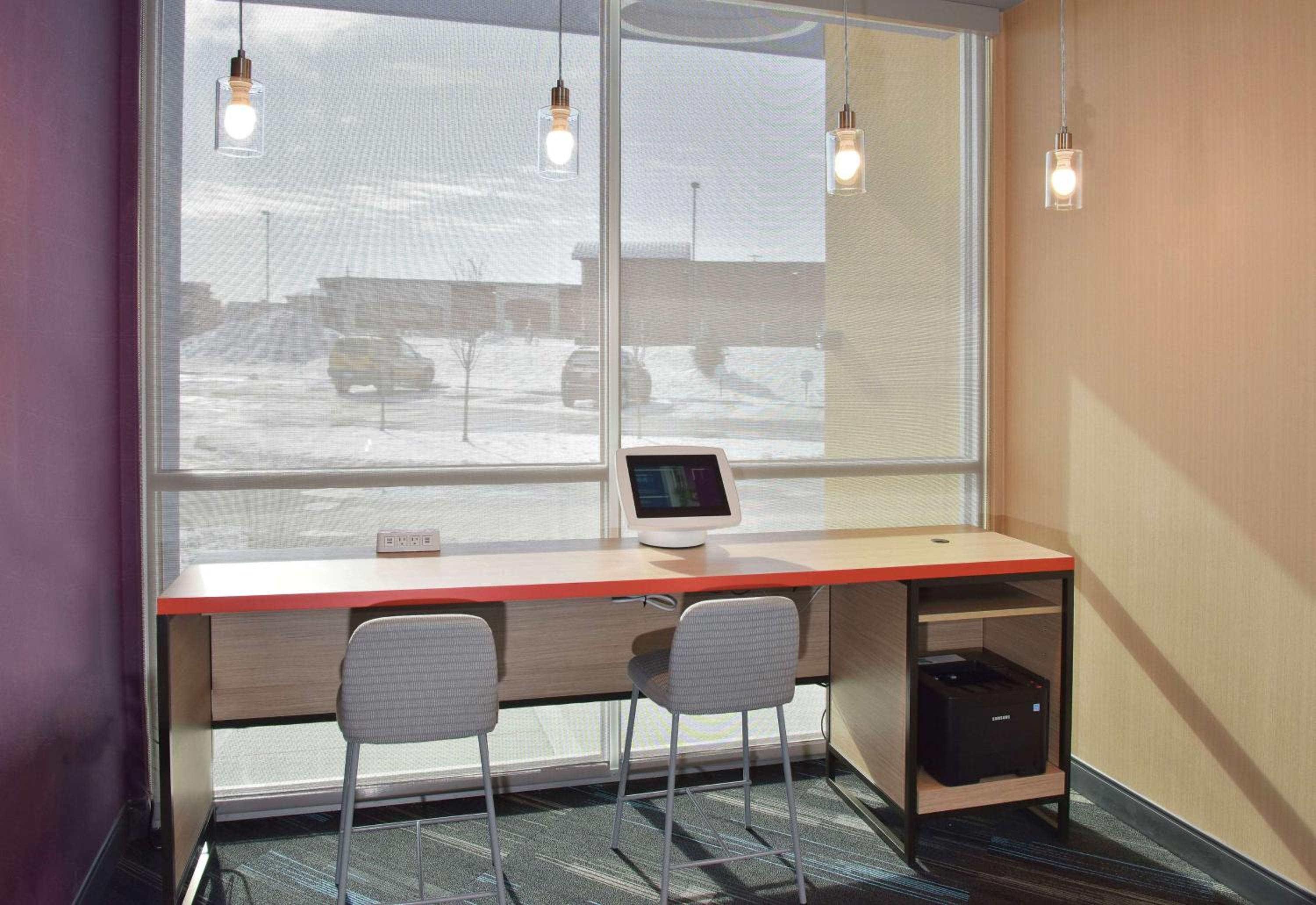 Lawrence Vacations - Tru By Hilton Lawrence - Property Image 2