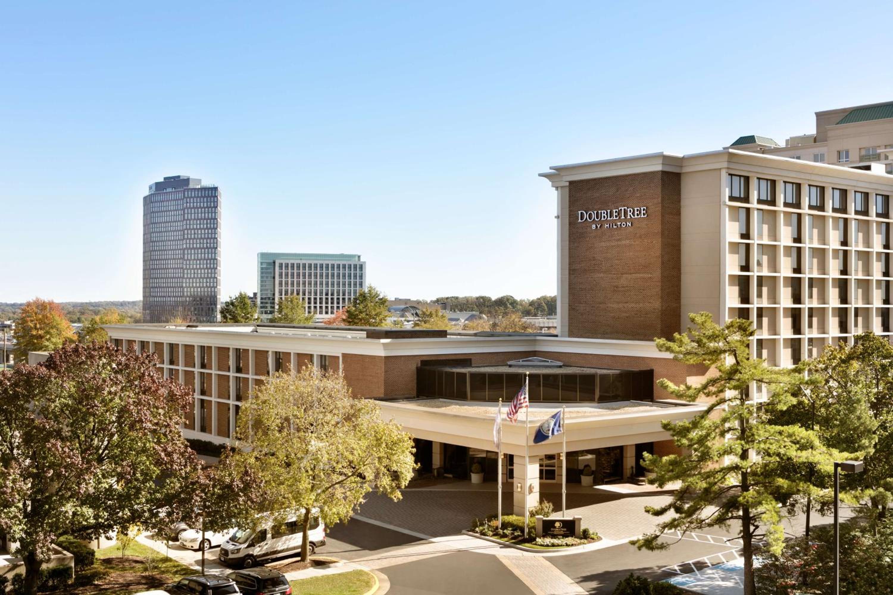 Hotel DoubleTree by Hilton McLean Tysons - Image 1