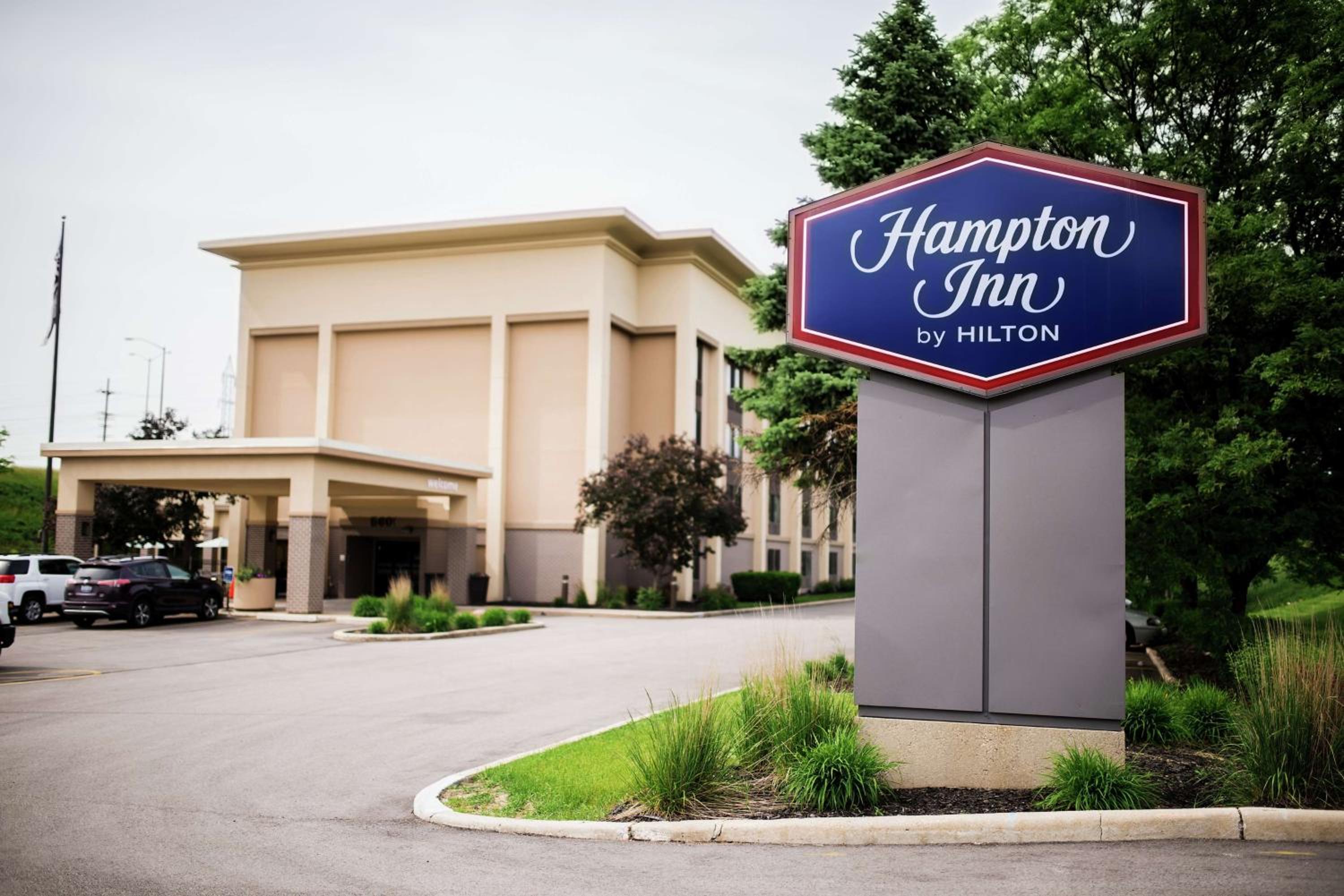 Hotel Hampton Inn Milwaukee Northwest - Image 1