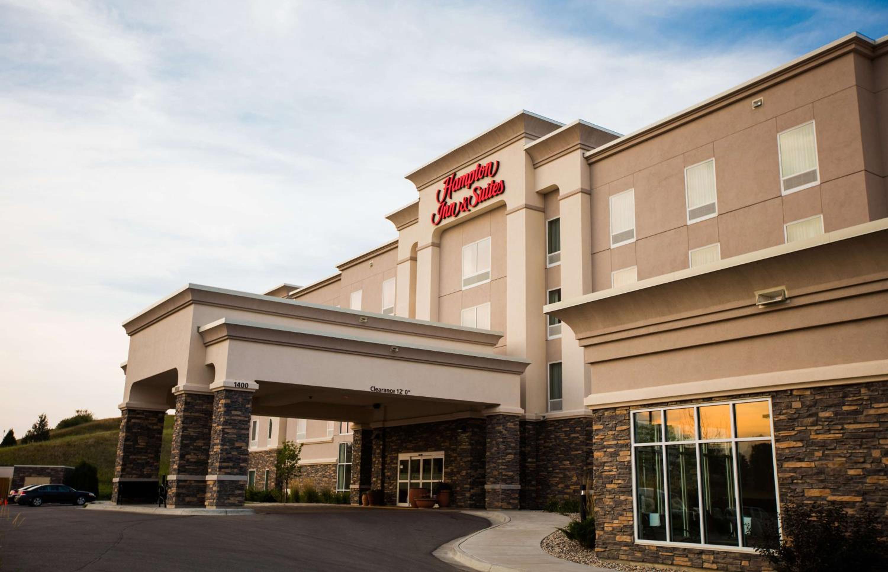 Hotel Hampton Inn & Suites Minot - Image 1