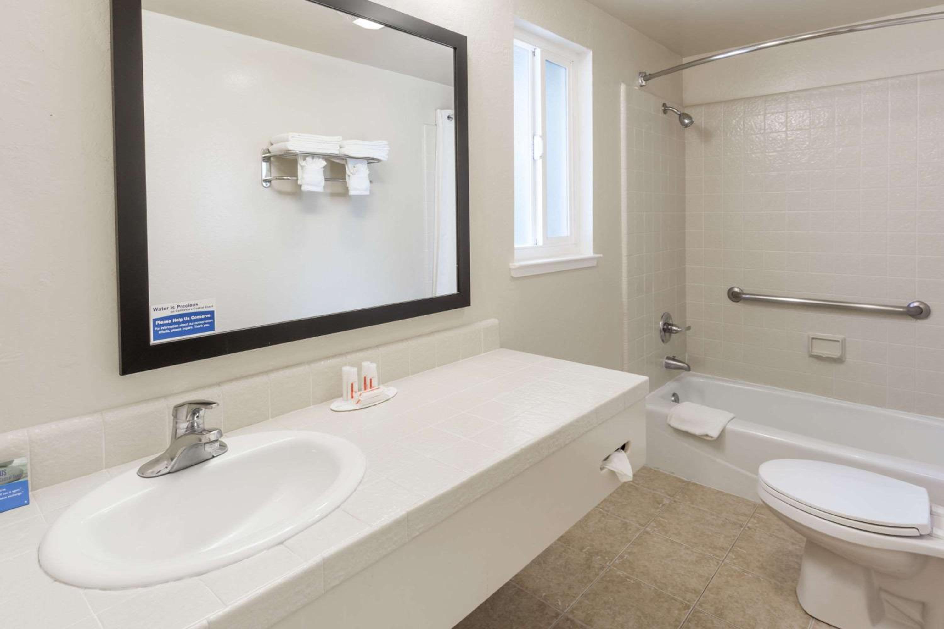 Aura Inn Monterey view 4