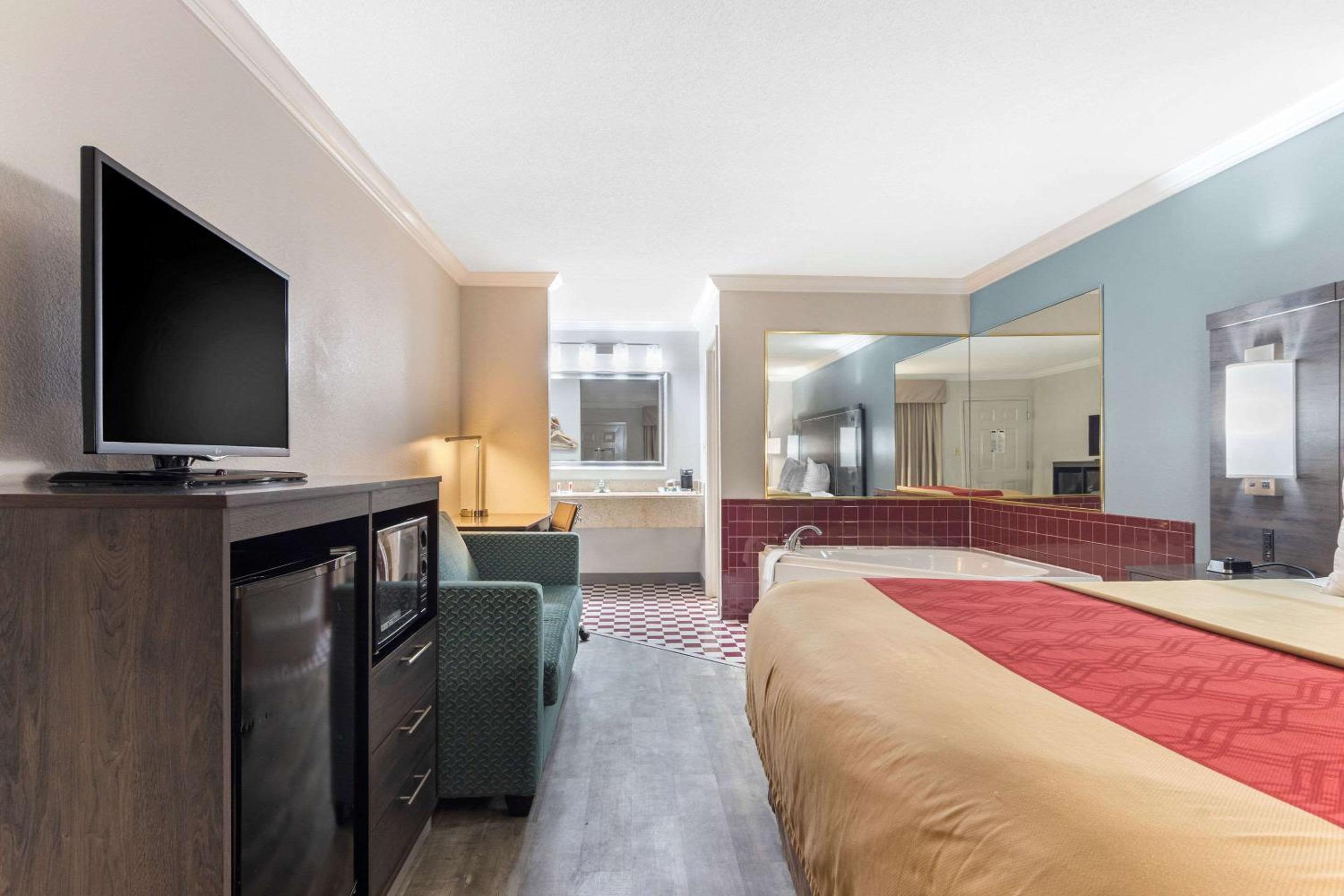 Byron Vacations - Econo Lodge Byron - Warner Robins - Property Image 24