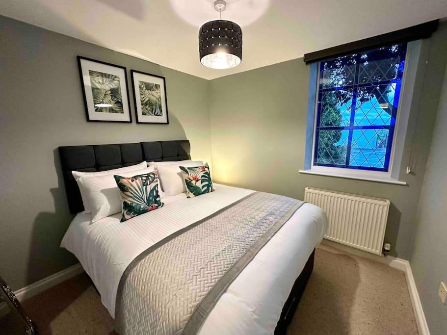 Luxurious and cosy three bedroom seaside cottage view 3