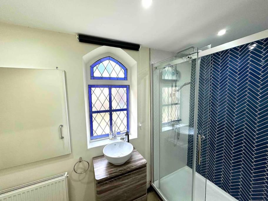 Luxurious and cosy three bedroom seaside cottage view 2