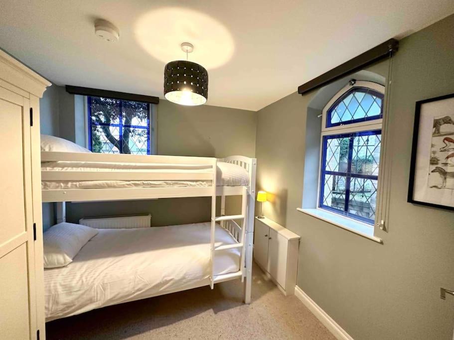 Luxurious and cosy three bedroom seaside cottage view 4